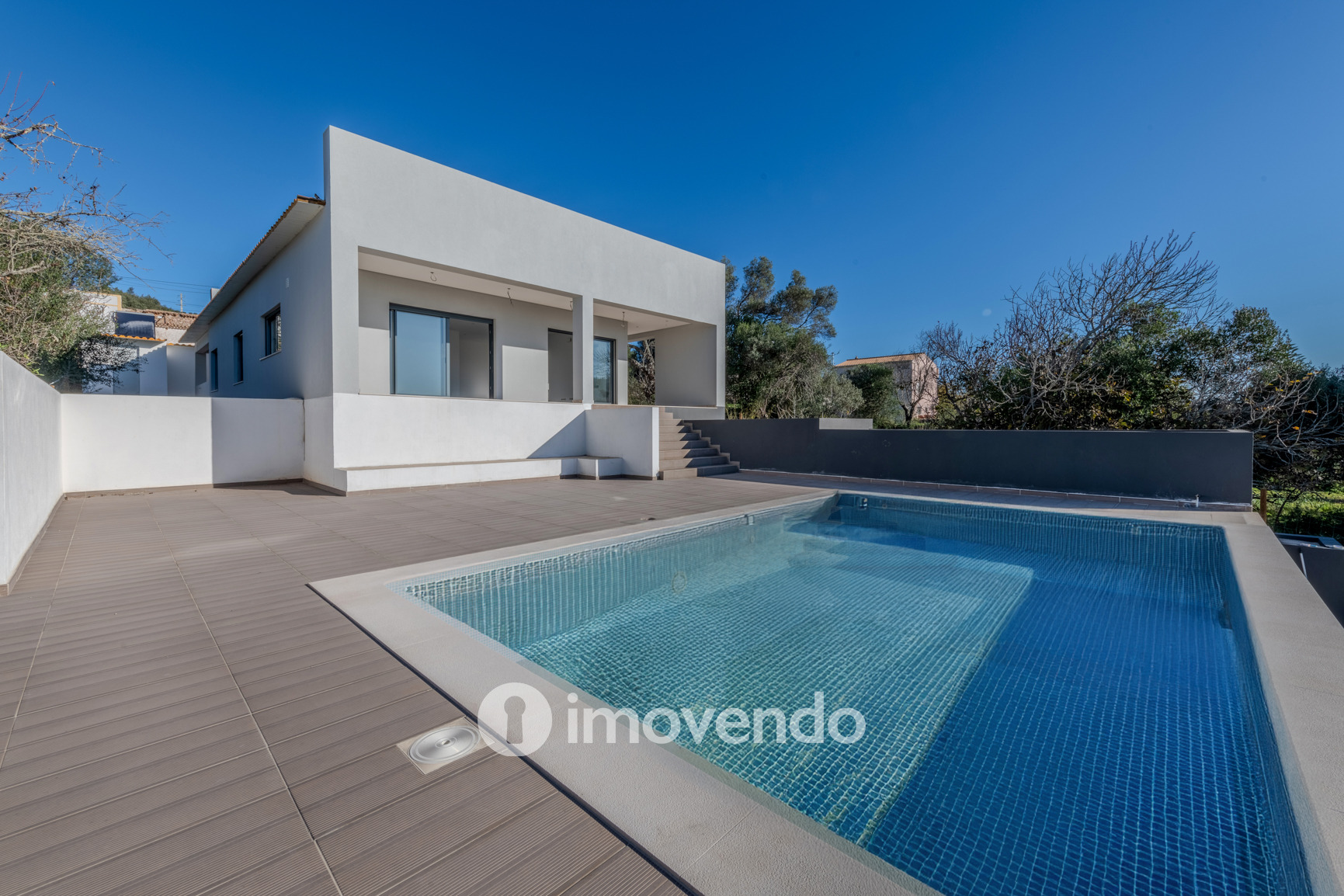 Moradia T3 moderna, com cozinha equipada e piscina, em Benafim