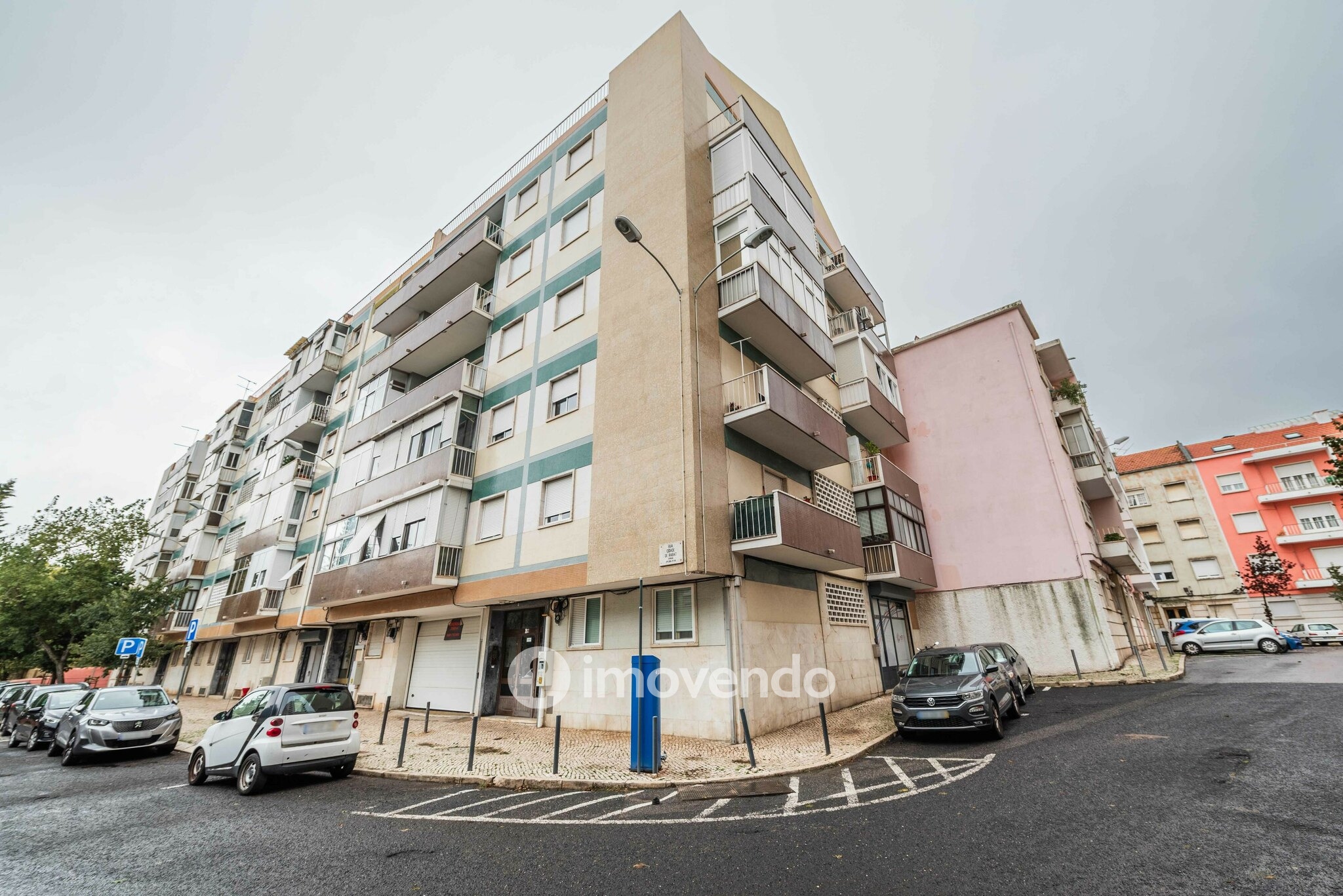 Apartamento T2 remodelado, com cozinha equipada, em Benfica