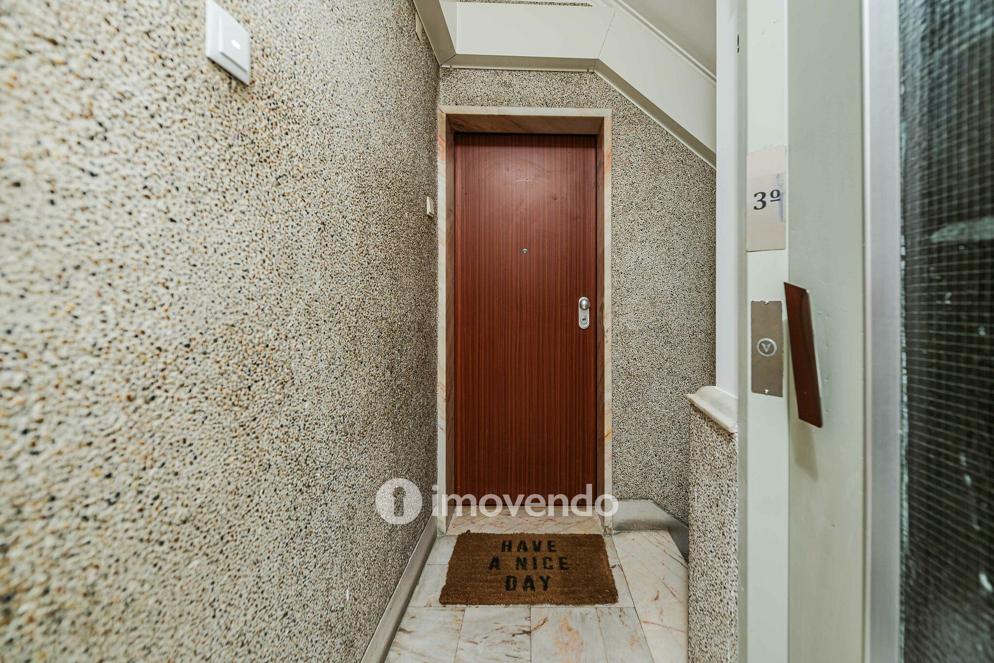 Apartamento T2 remodelado, com cozinha equipada, em Benfica