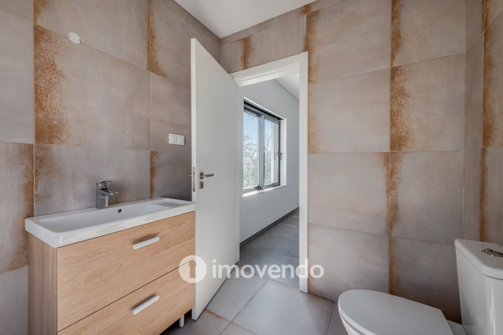 Moradia T3 moderna, com cozinha equipada e piscina, em Benafim