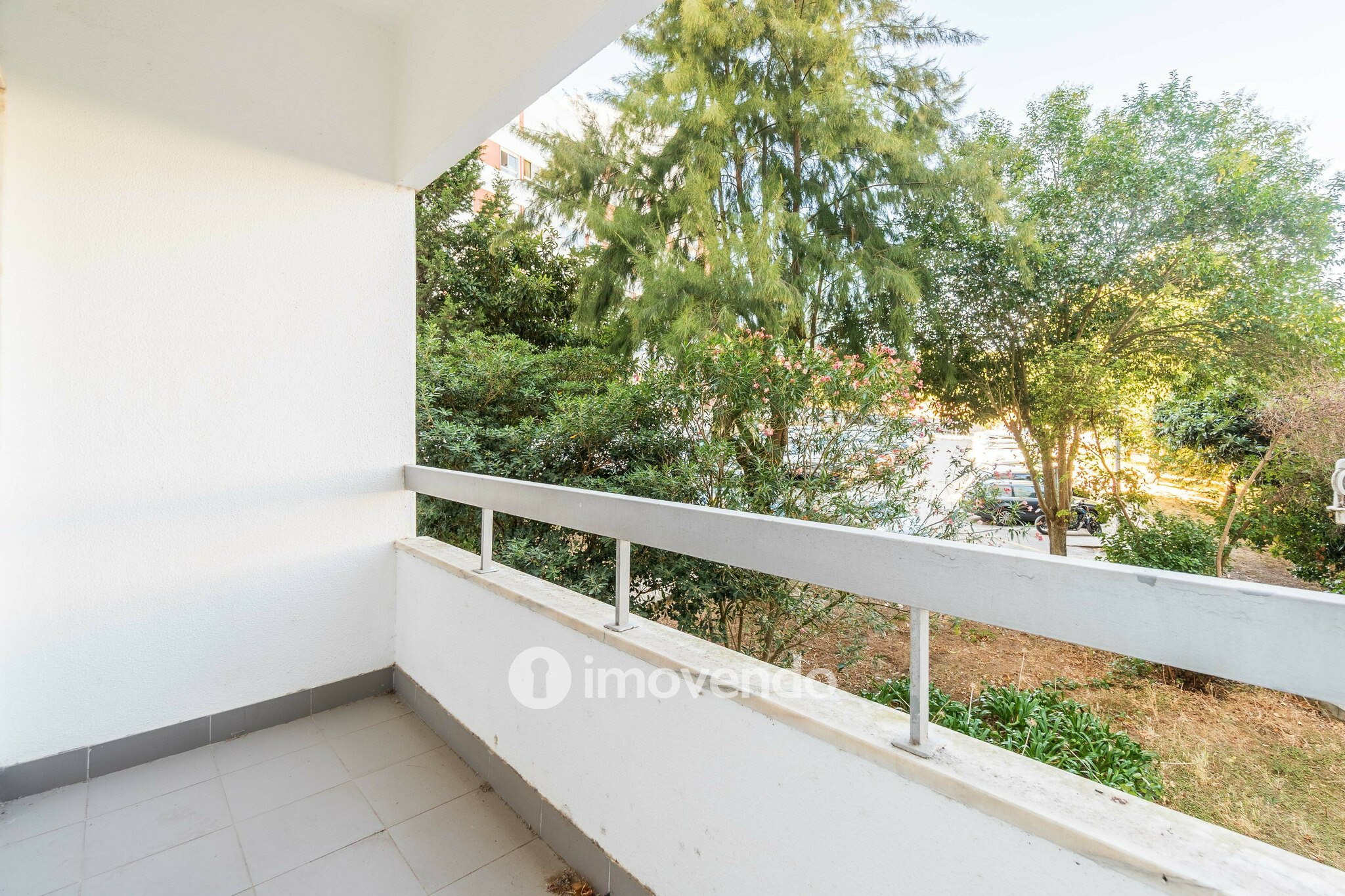 Apartamento T2, com áreas amplas e varanda, na Póvoa de Santa Iria