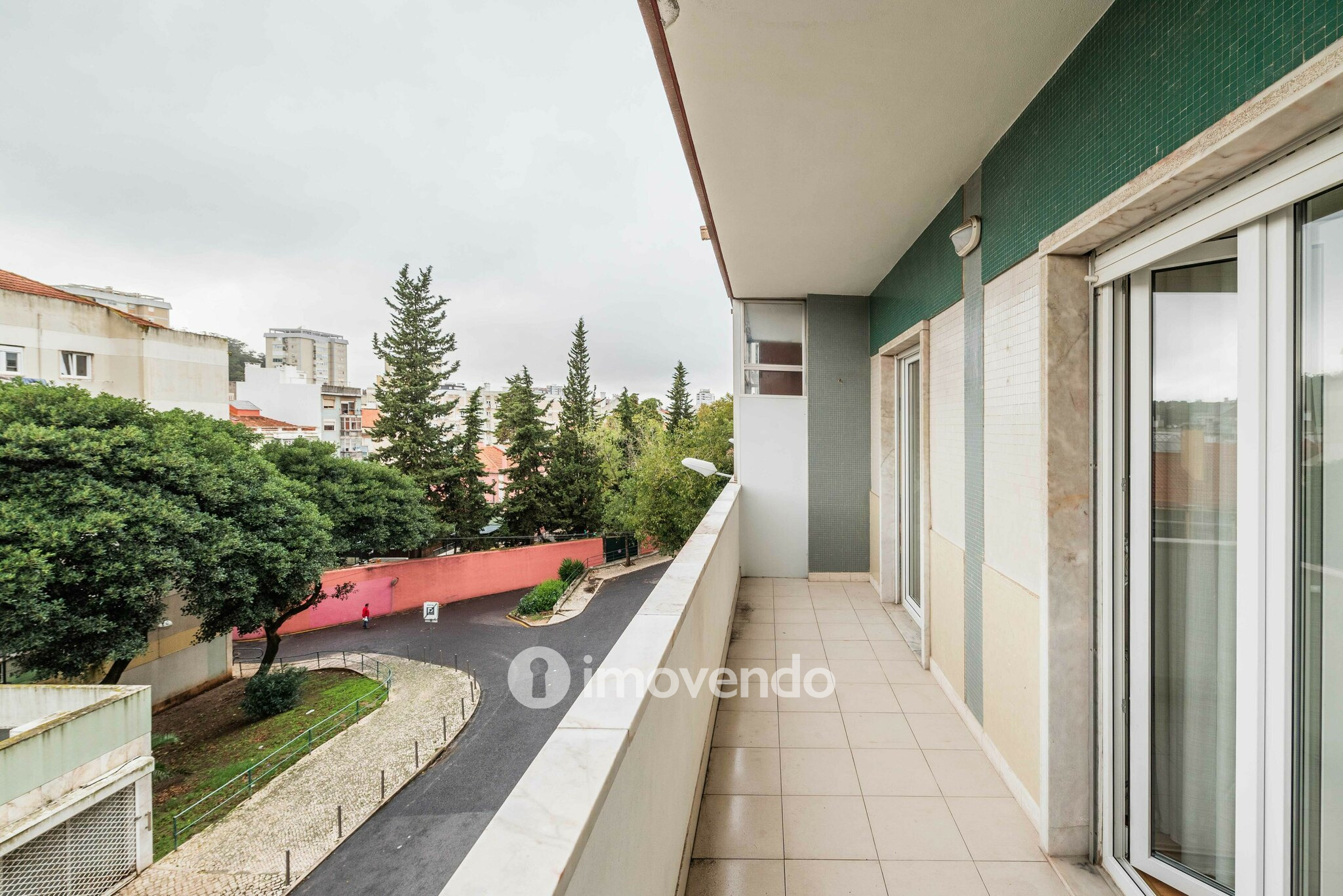 Apartamento T2 remodelado, com cozinha equipada, em Benfica