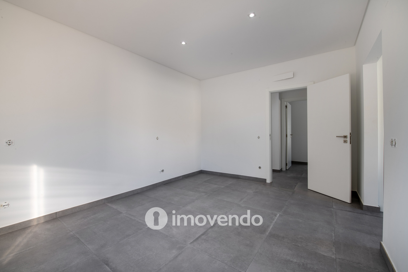 Moradia T3 moderna, com cozinha equipada e piscina, em Benafim