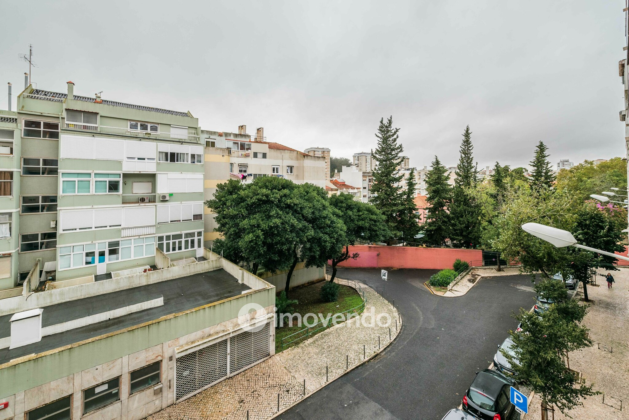 Apartamento T2 remodelado, com cozinha equipada, em Benfica