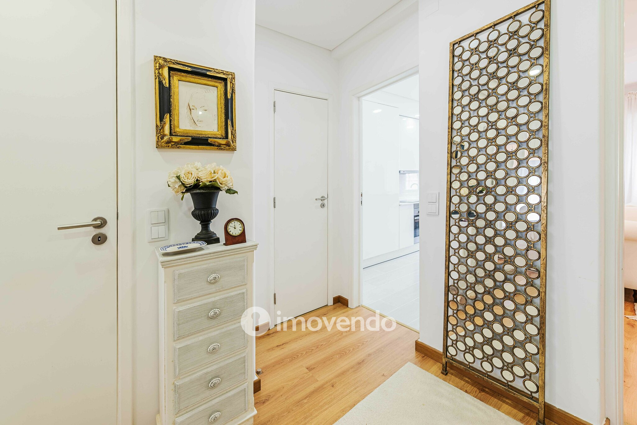 Apartamento T2 remodelado, com cozinha equipada, em Benfica