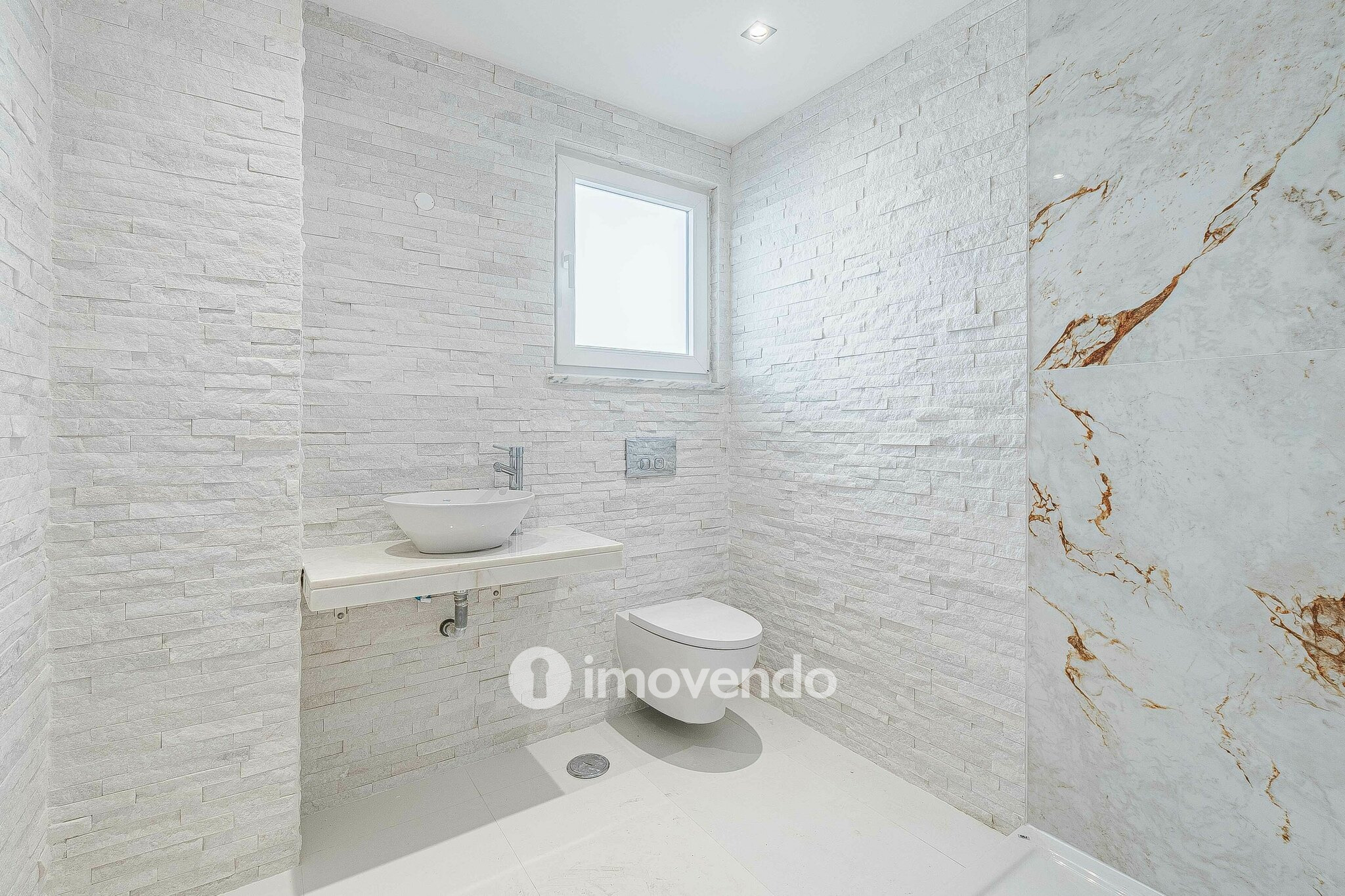 Apartamento T3 Duplex novo, com terraço e garagem, em Loures