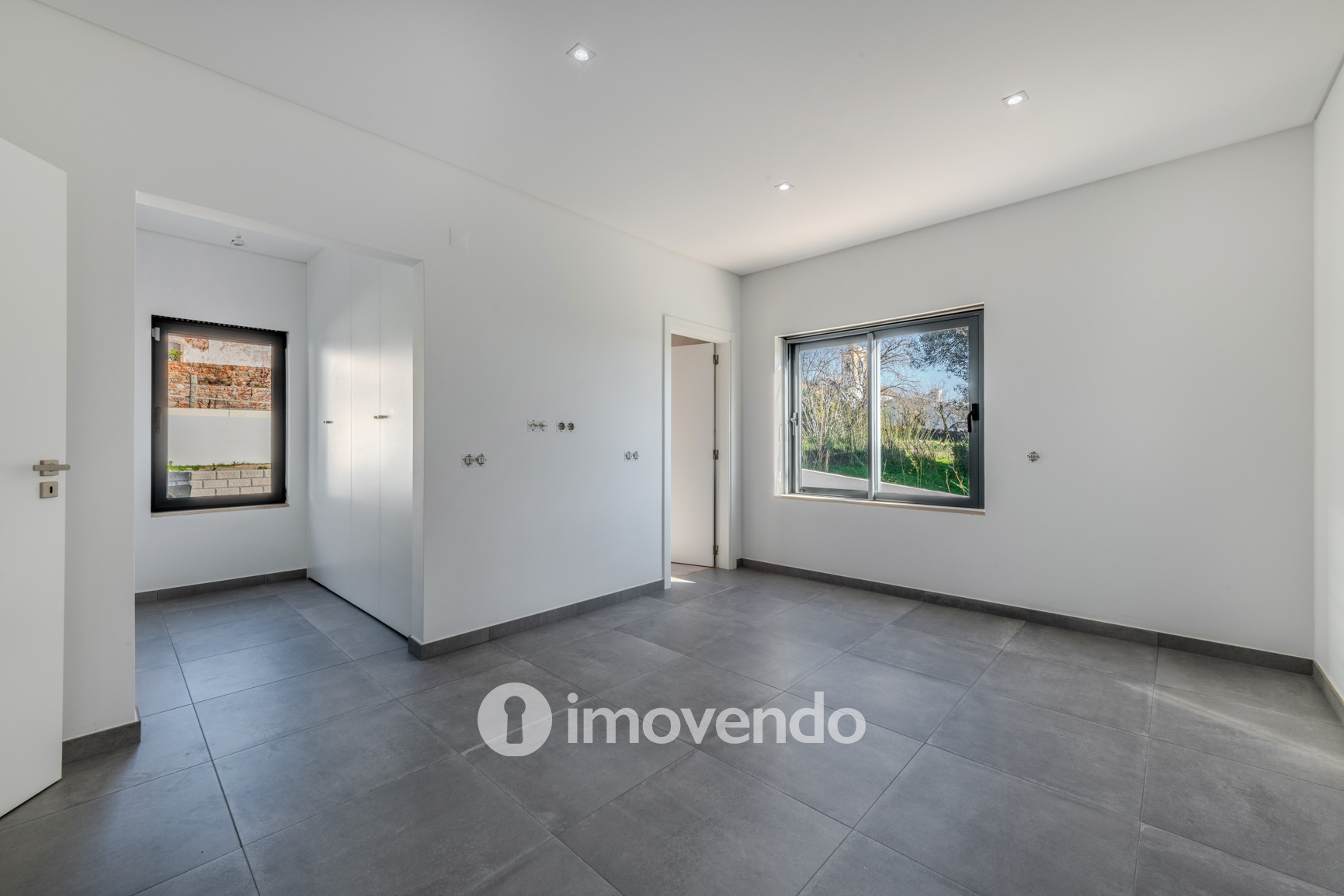 Moradia T3 moderna, com cozinha equipada e piscina, em Benafim