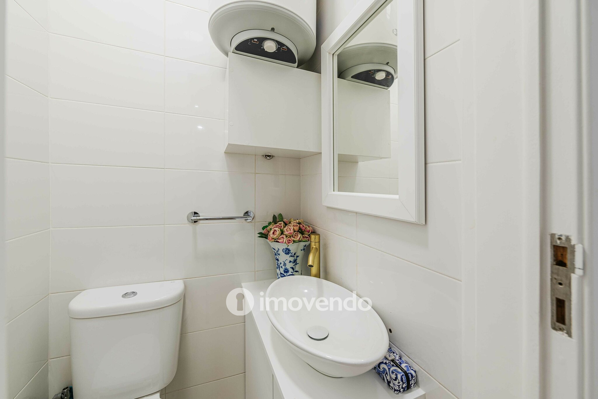 Apartamento T2 remodelado, com cozinha equipada, em Benfica