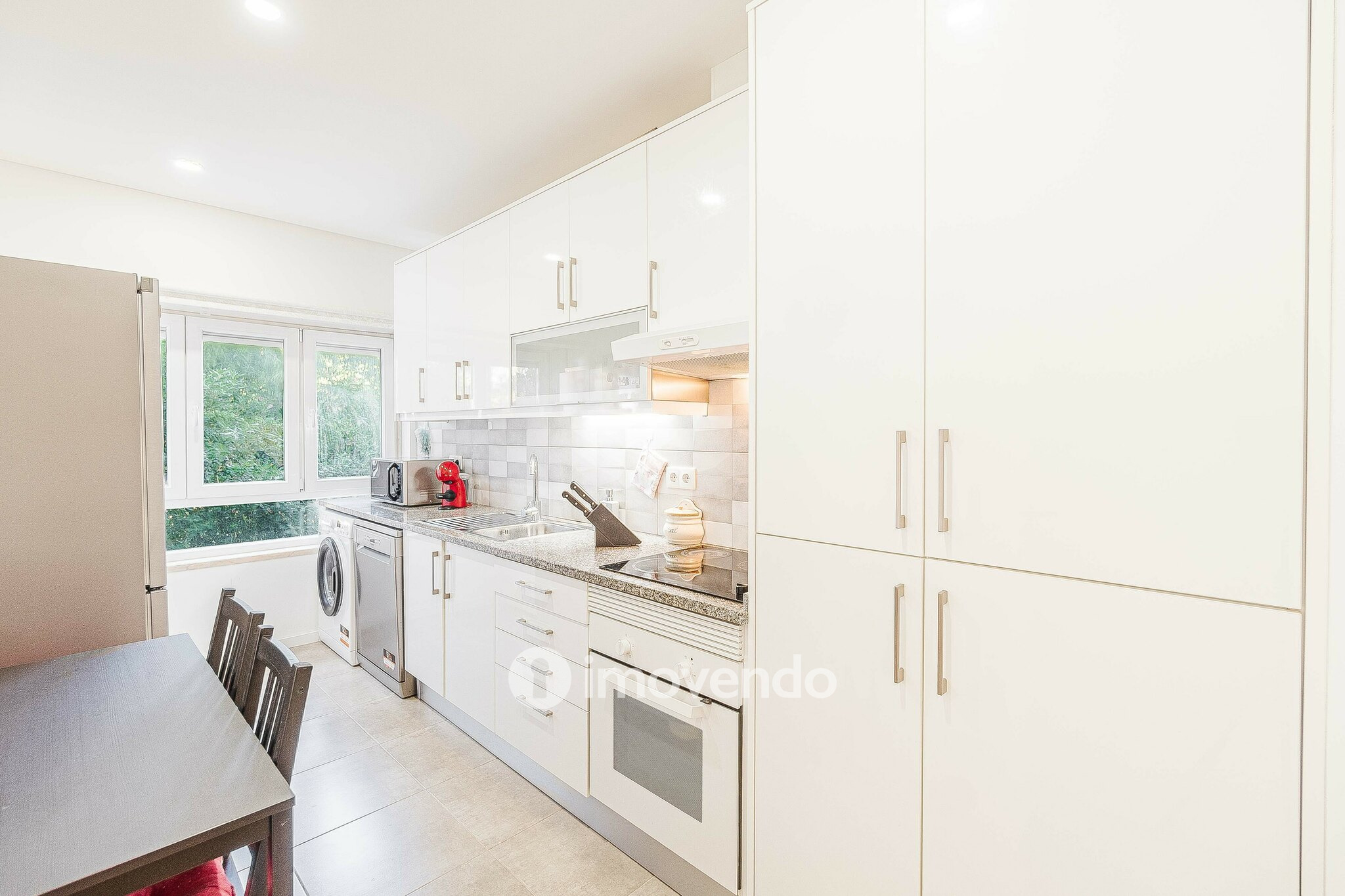 Apartamento T2, com áreas amplas e varanda, na Póvoa de Santa Iria