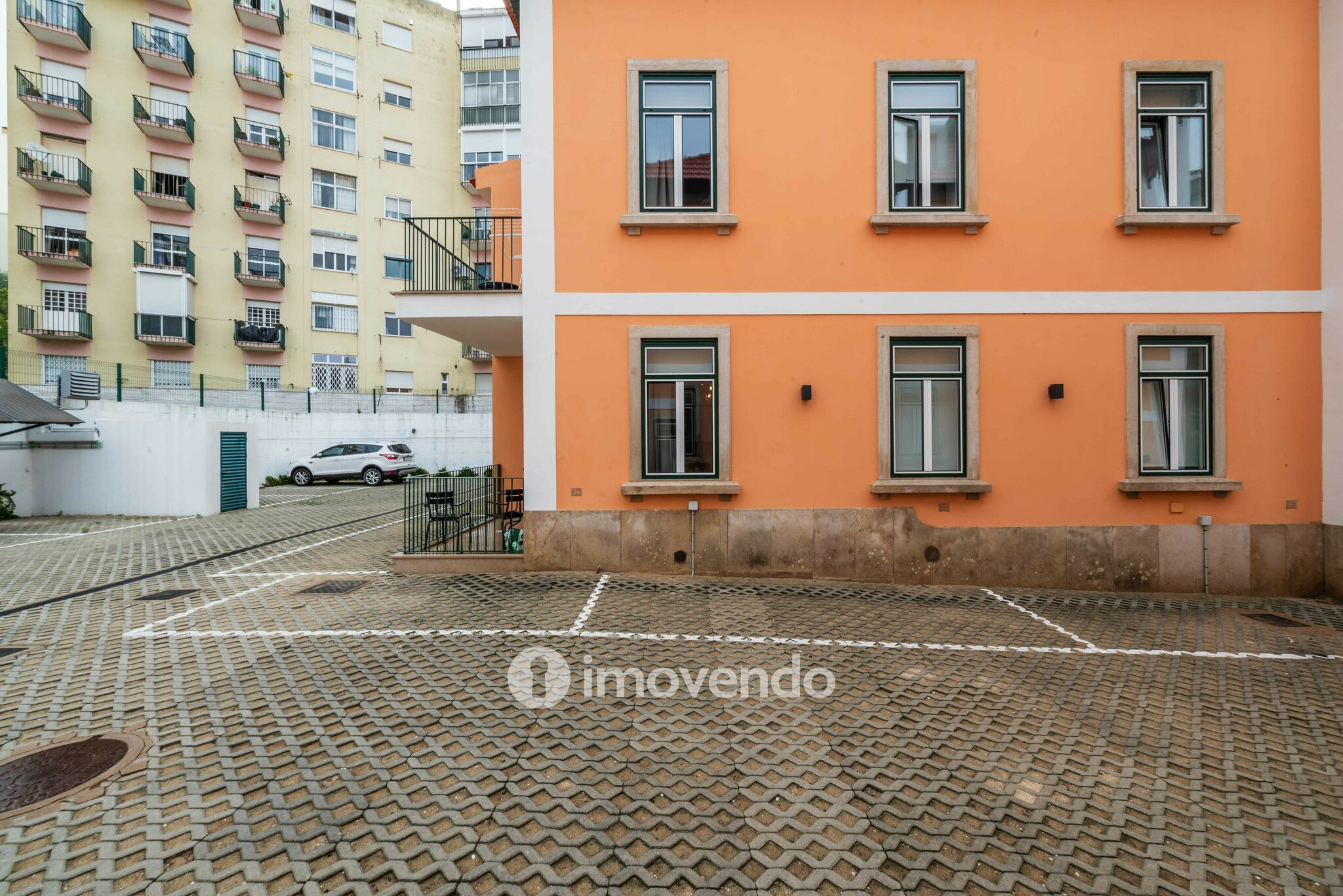 Apartamento T1 novo, com estacionamento, no Condomínio Bouga Nville