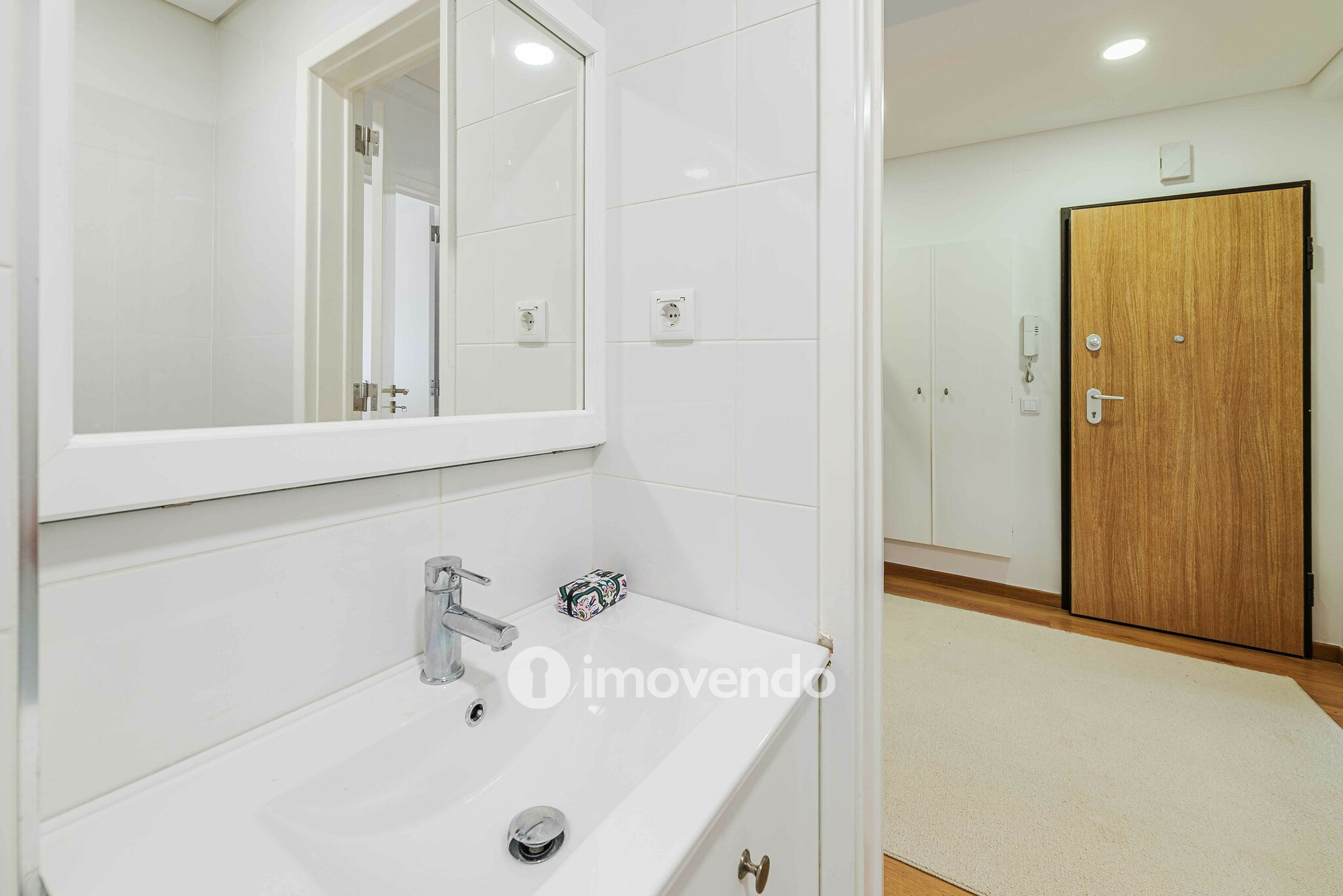 Apartamento T2 remodelado, com cozinha equipada, em Benfica