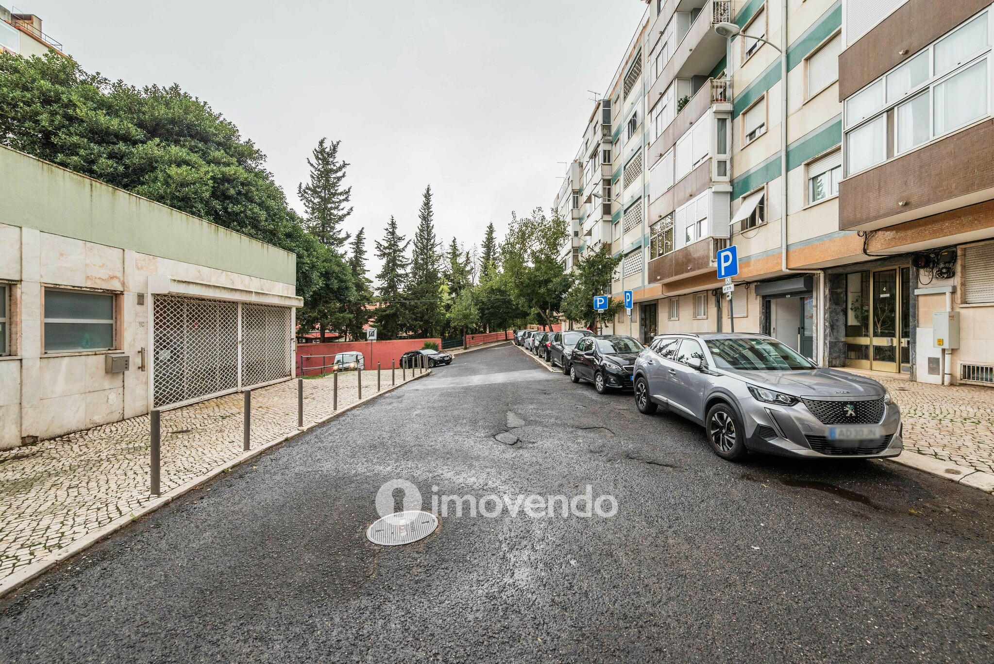 Apartamento T2 remodelado, com cozinha equipada, em Benfica