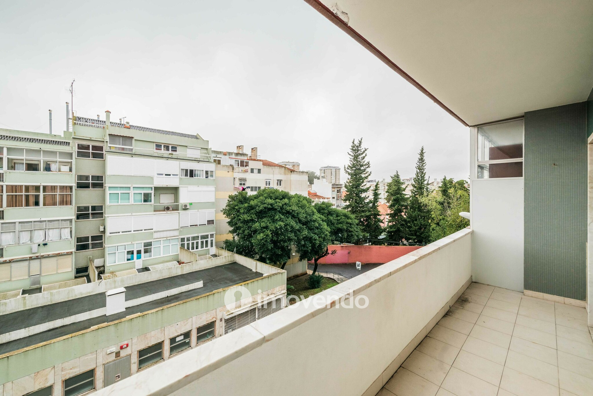 Apartamento T2 remodelado, com cozinha equipada, em Benfica