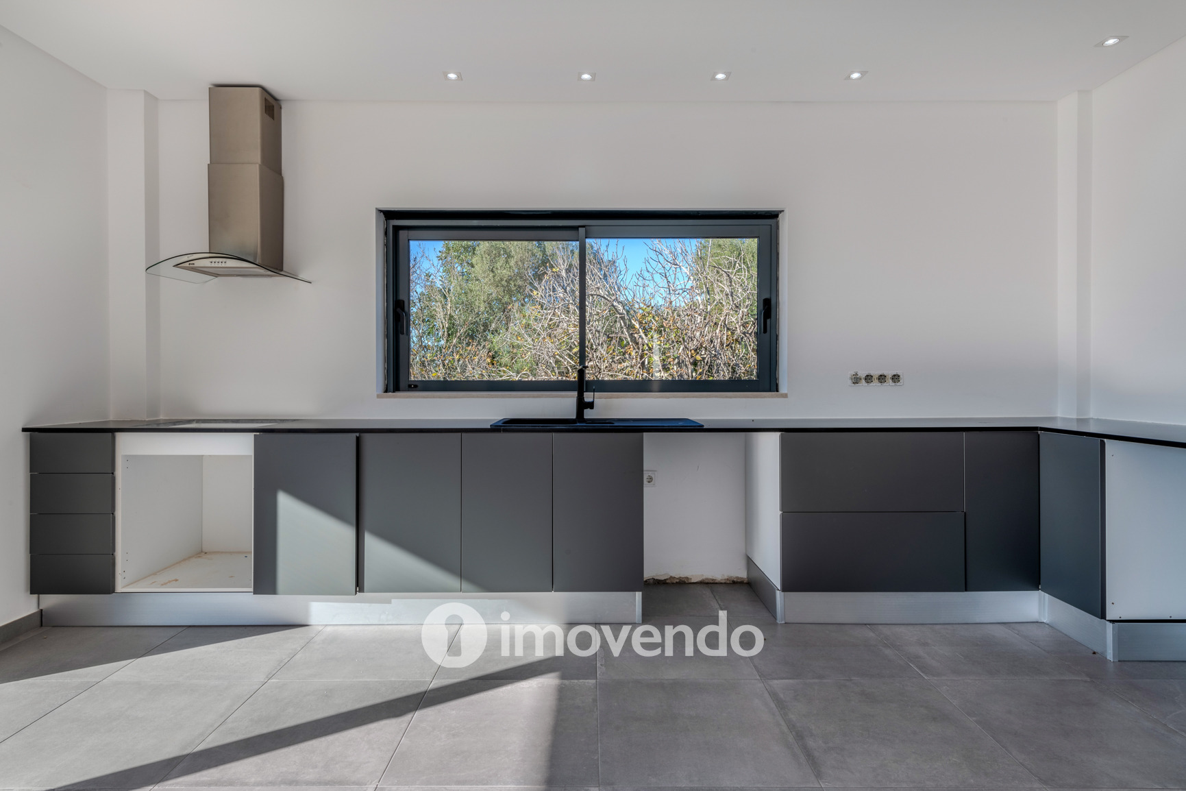 Moradia T3 moderna, com cozinha equipada e piscina, em Benafim