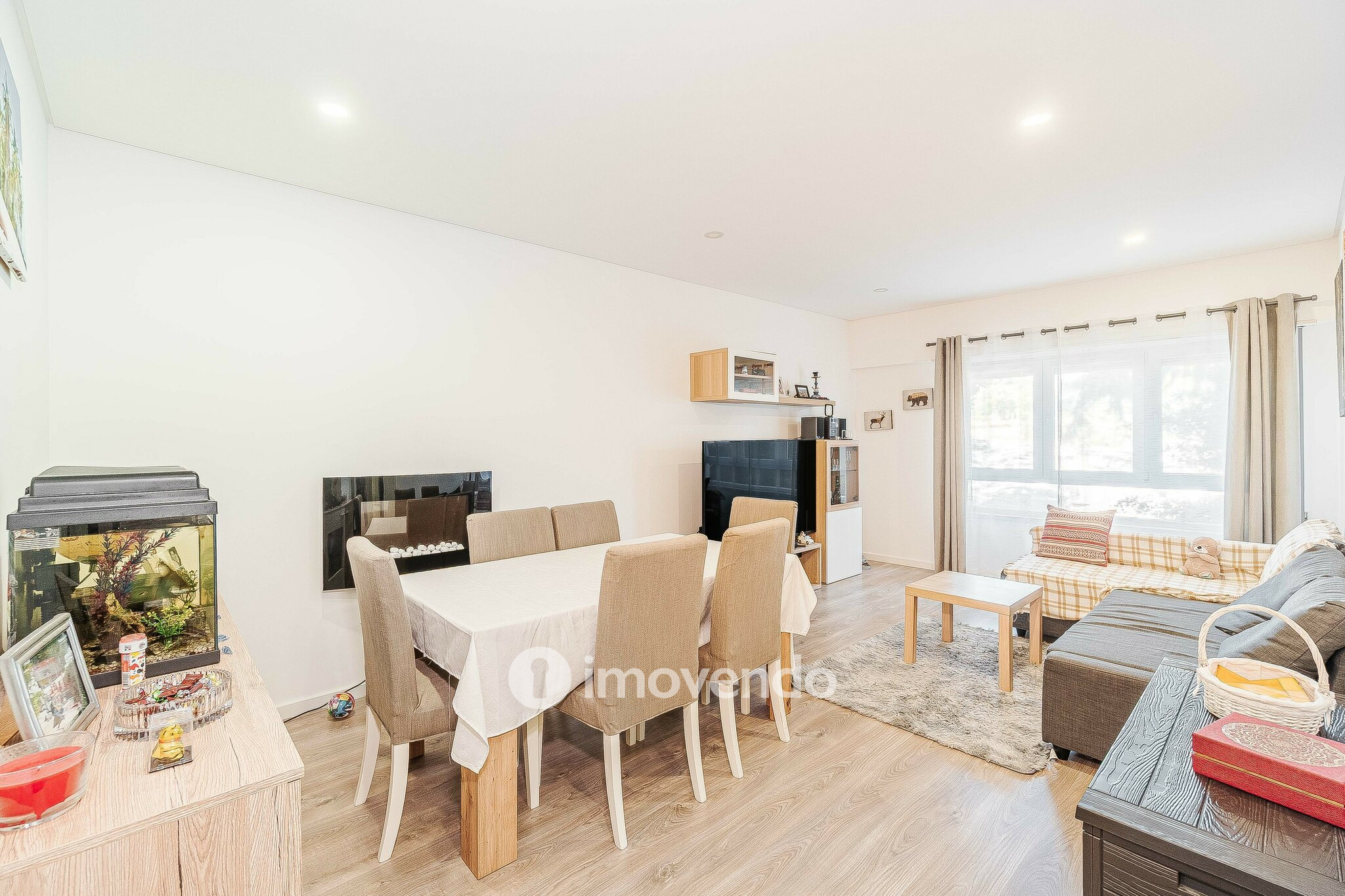 Apartamento T2, com áreas amplas e varanda, na Póvoa de Santa Iria