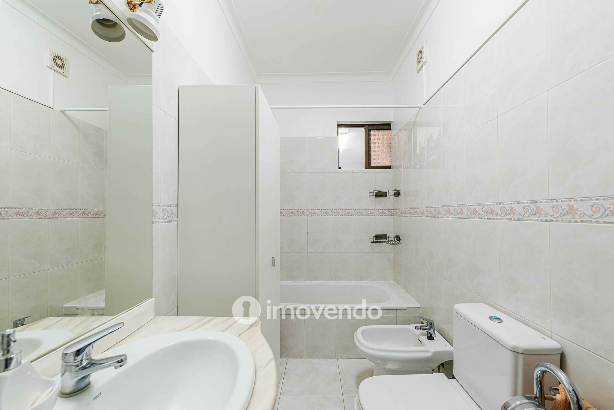 Apartamento T4, com vista rio e varanda, no centro do Barreiro