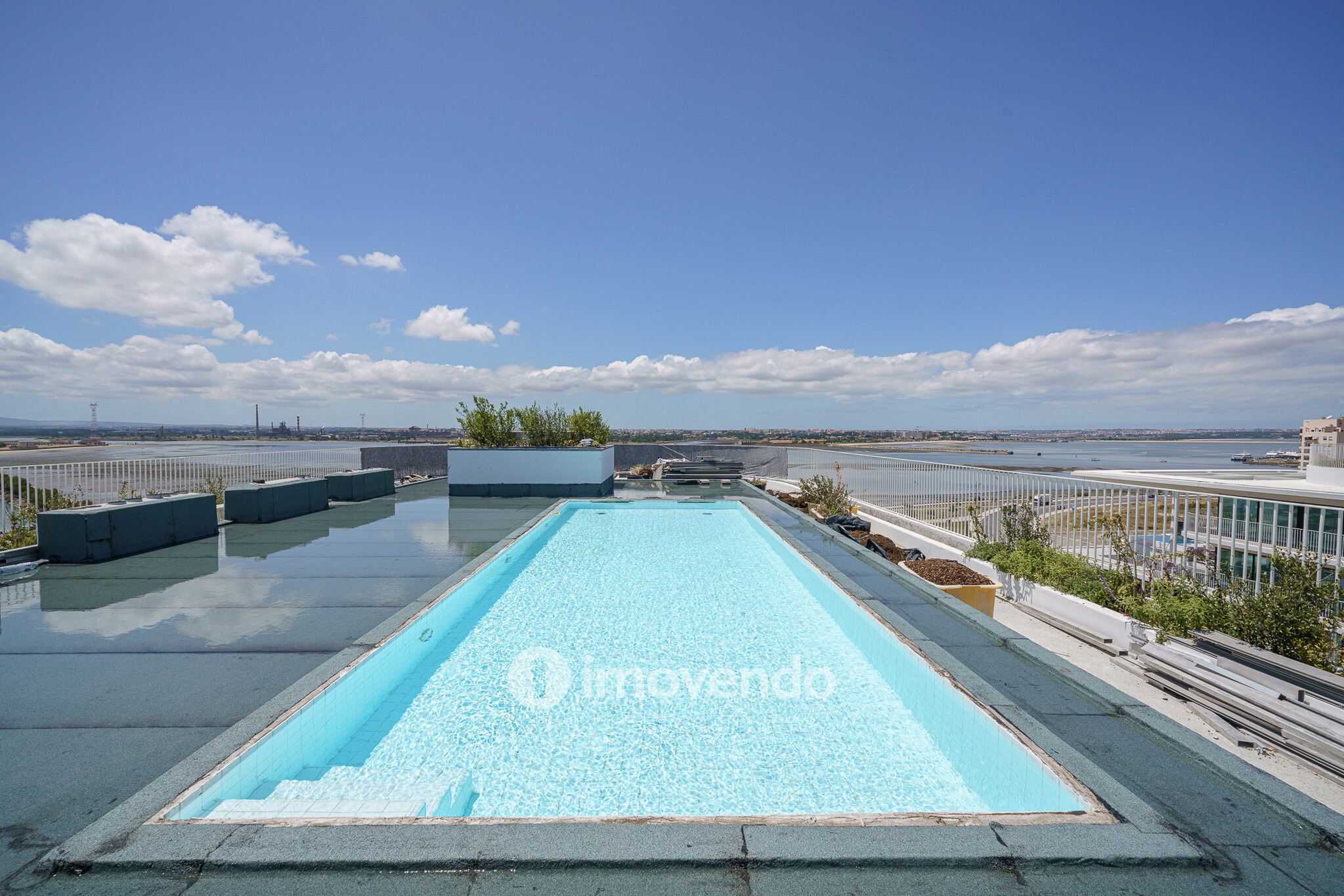 Apartamento 3 único, com estacionamento e piscina comum, no Barreiro
