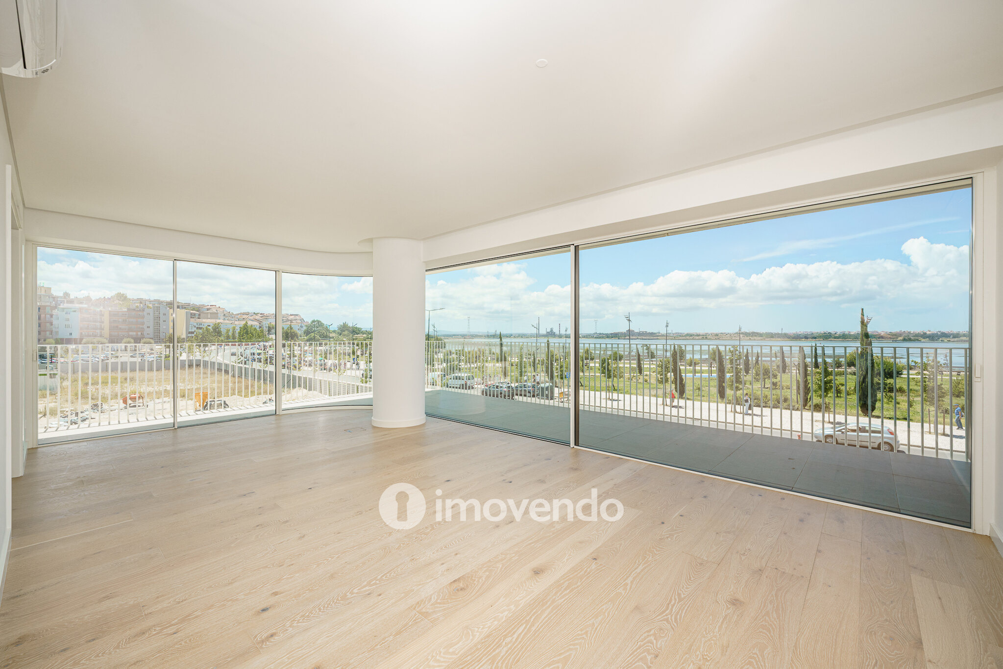 Apartamento 3 único, com estacionamento e piscina comum, no Barreiro
