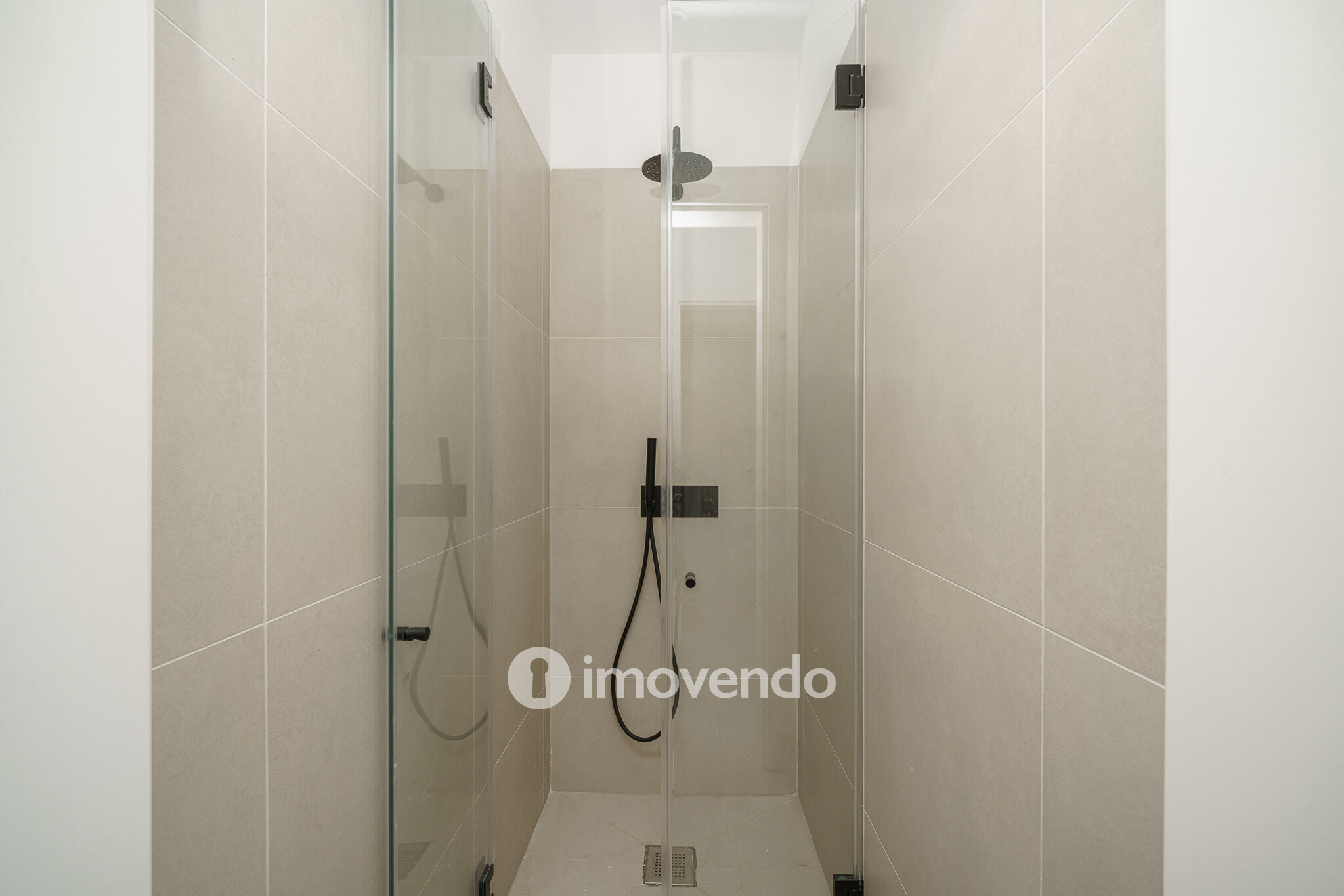 Apartamento 3 único, com estacionamento e piscina comum, no Barreiro