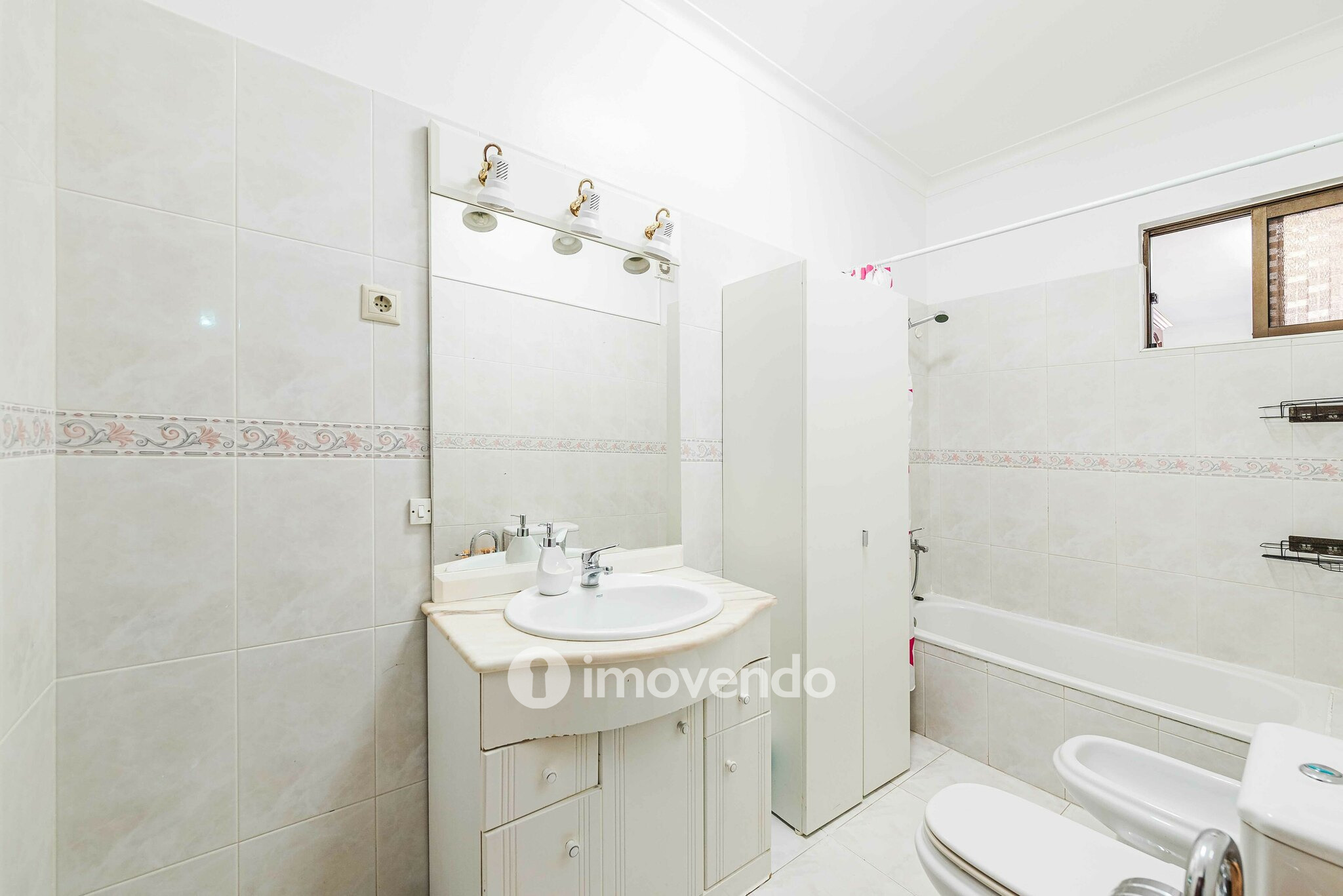 Apartamento T4, com vista rio e varanda, no centro do Barreiro