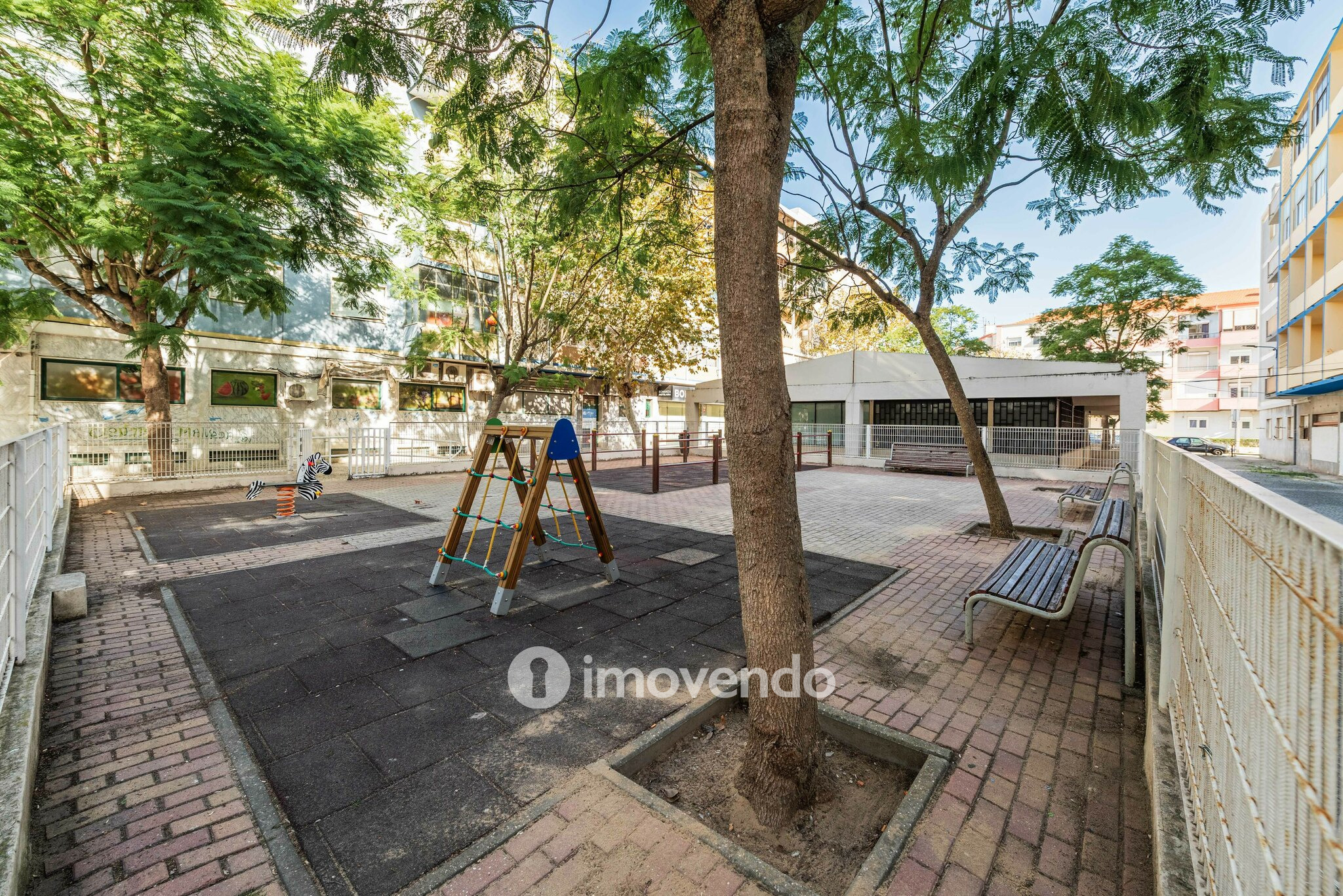 Apartamento T4, com vista rio e varanda, no centro do Barreiro