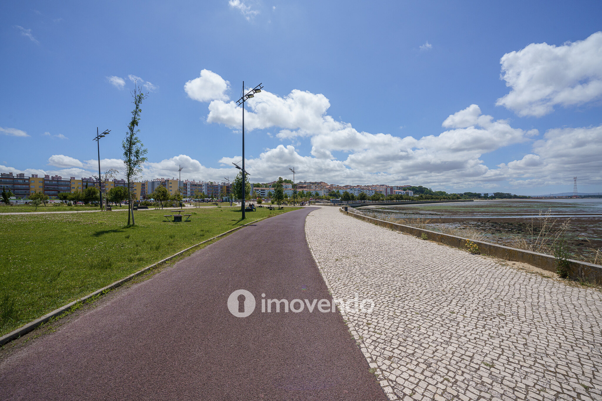 Apartamento 3 único, com estacionamento e piscina comum, no Barreiro