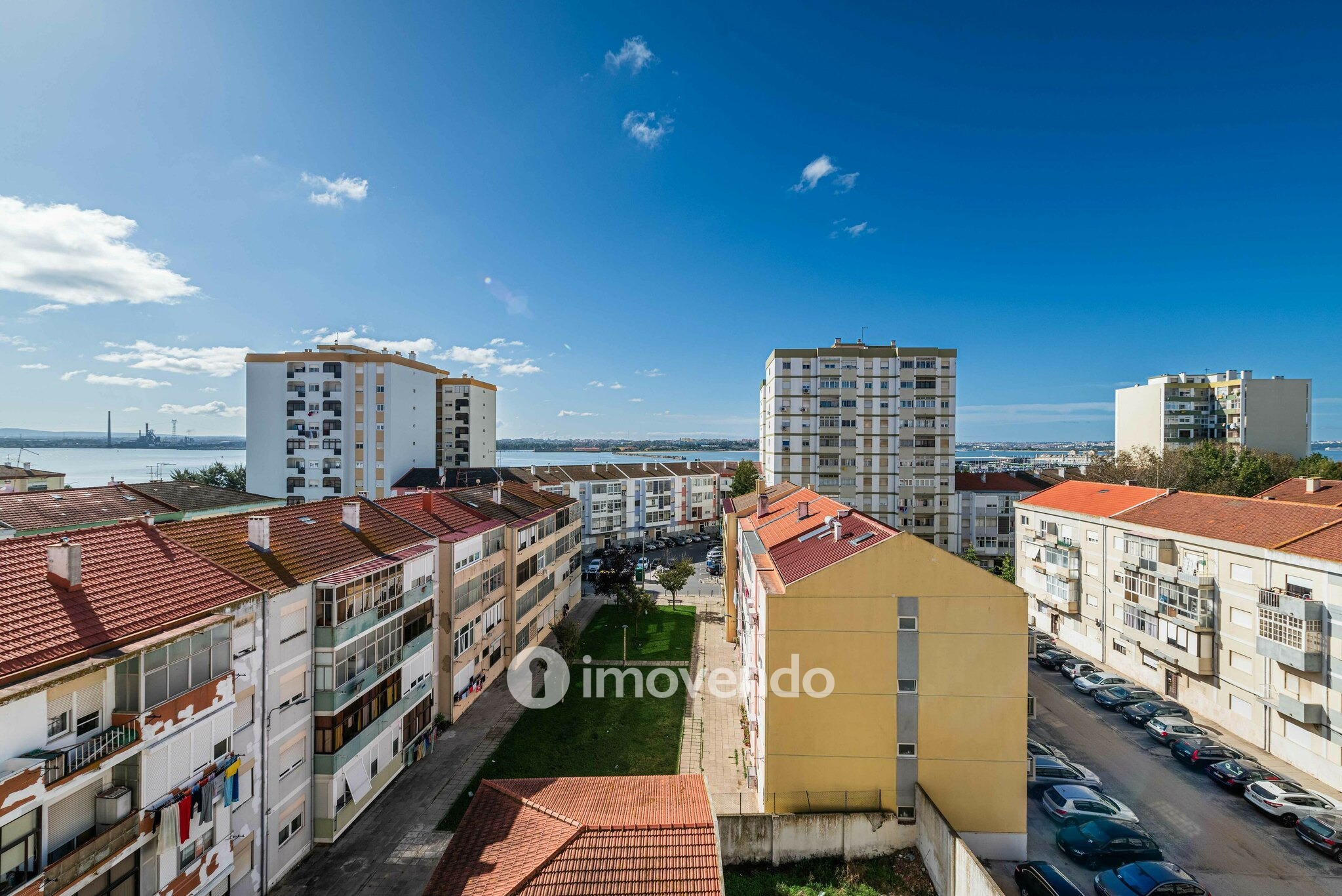 Apartamento T4, com vista rio e varanda, no centro do Barreiro