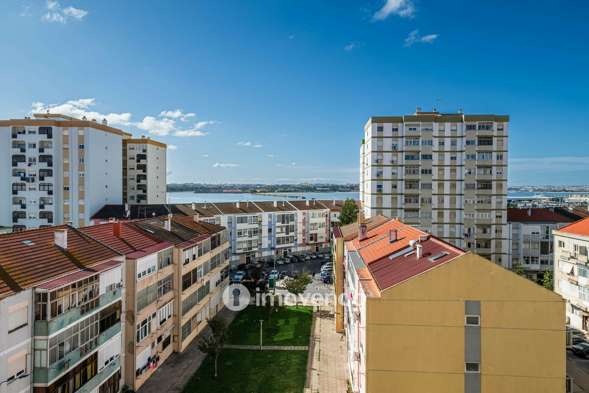 Apartamento T4, com vista rio e varanda, no centro do Barreiro