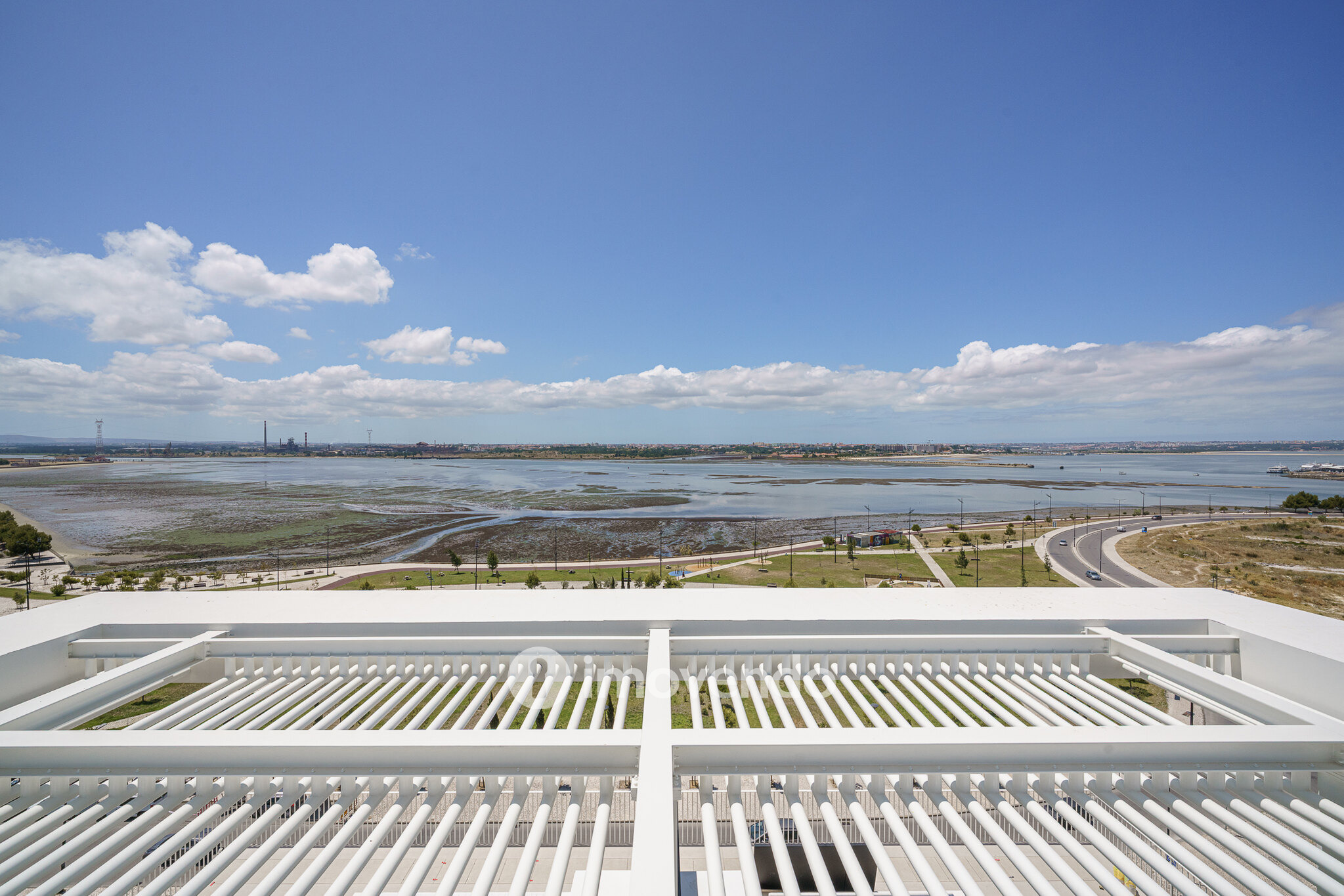 Apartamento 3 único, com estacionamento e piscina comum, no Barreiro