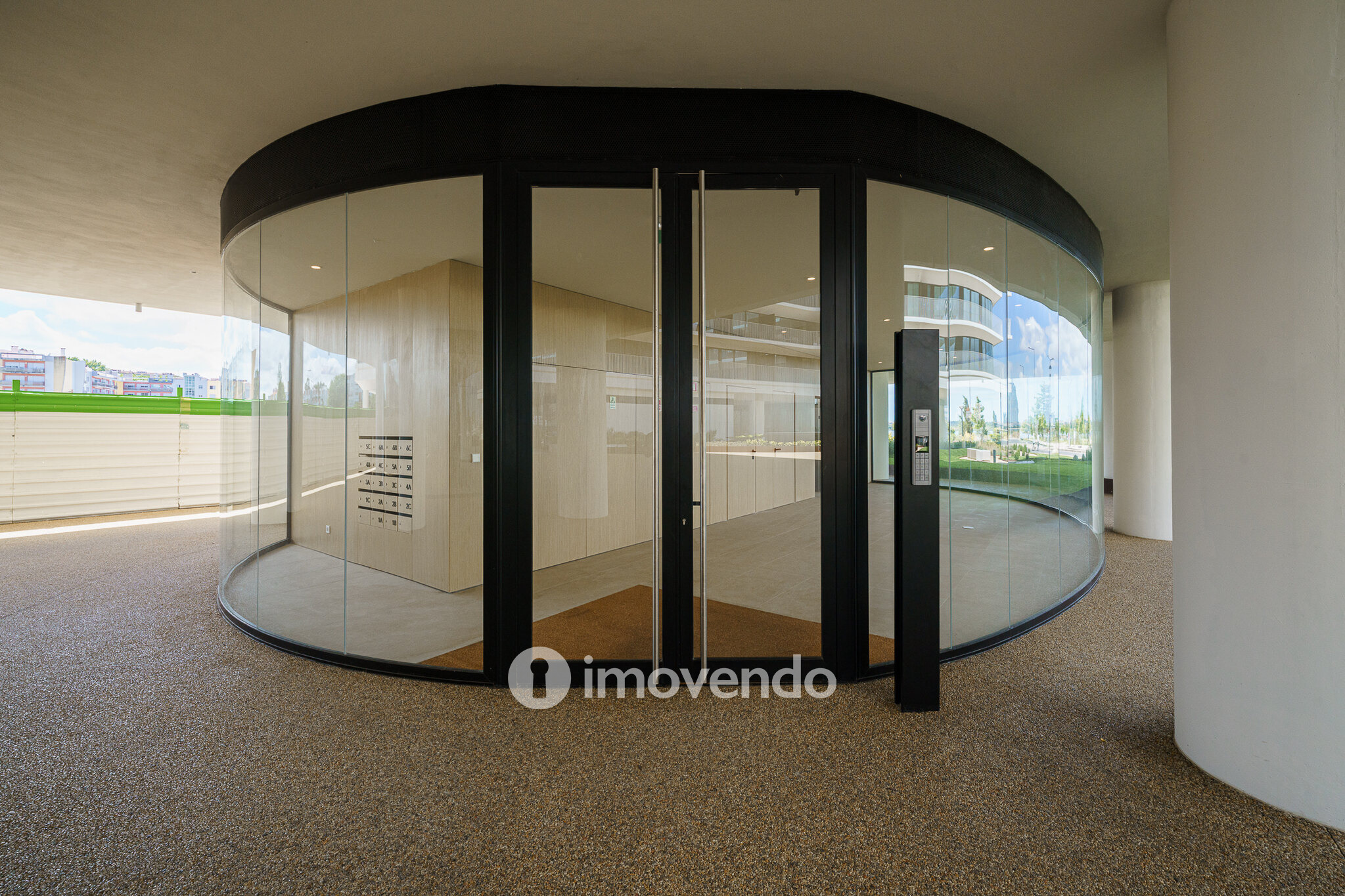 Apartamento 3 único, com estacionamento e piscina comum, no Barreiro