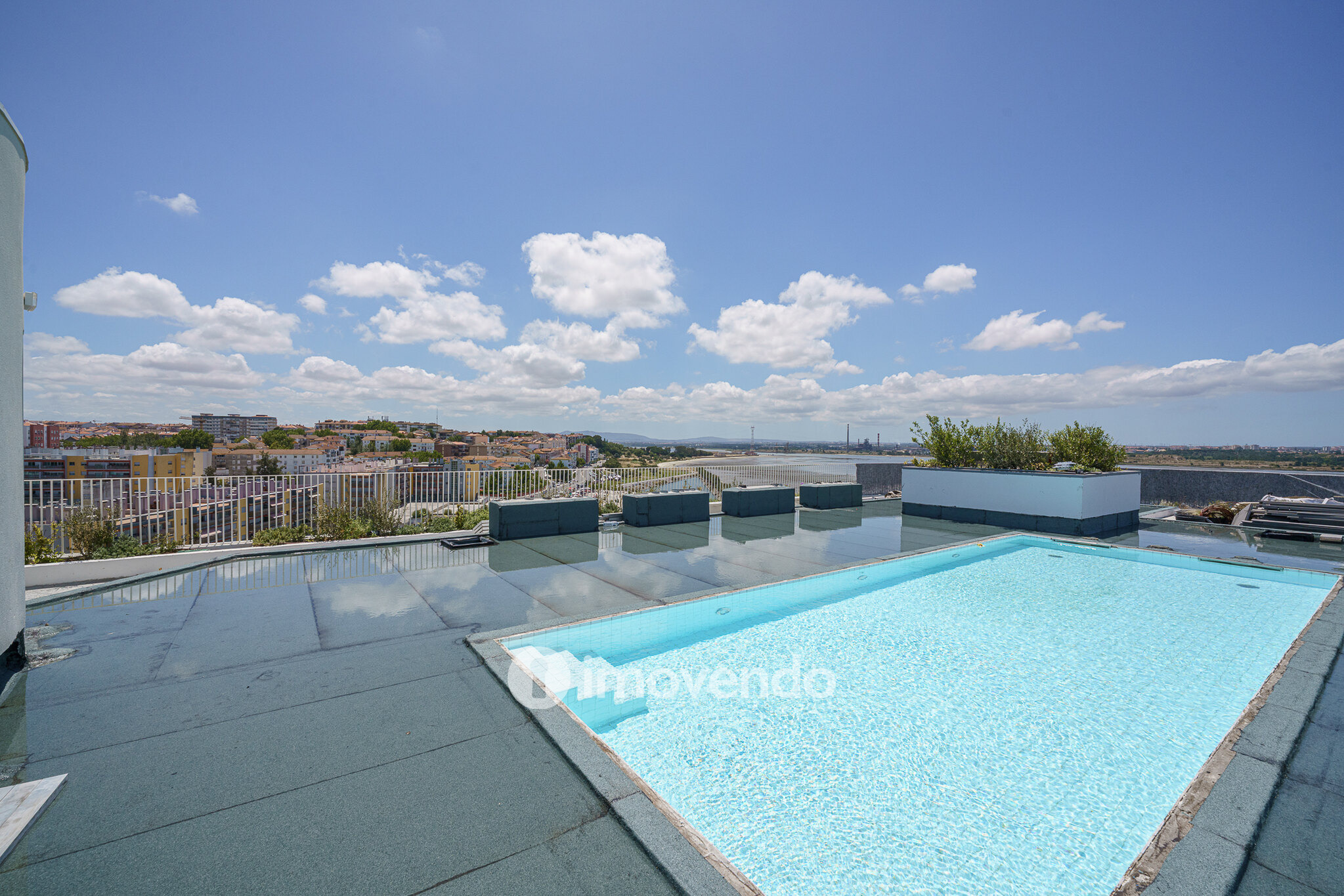 Apartamento 3 único, com estacionamento e piscina comum, no Barreiro