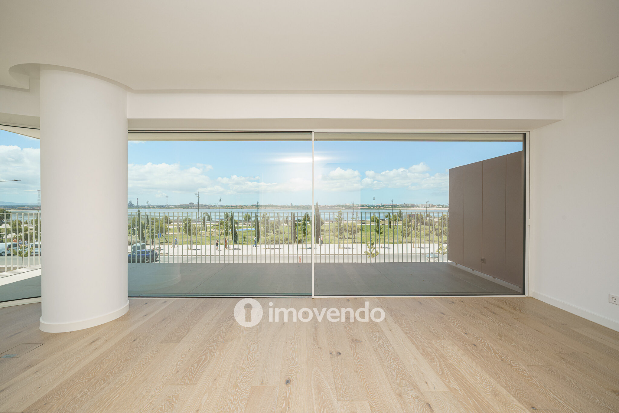 Apartamento 3 único, com estacionamento e piscina comum, no Barreiro
