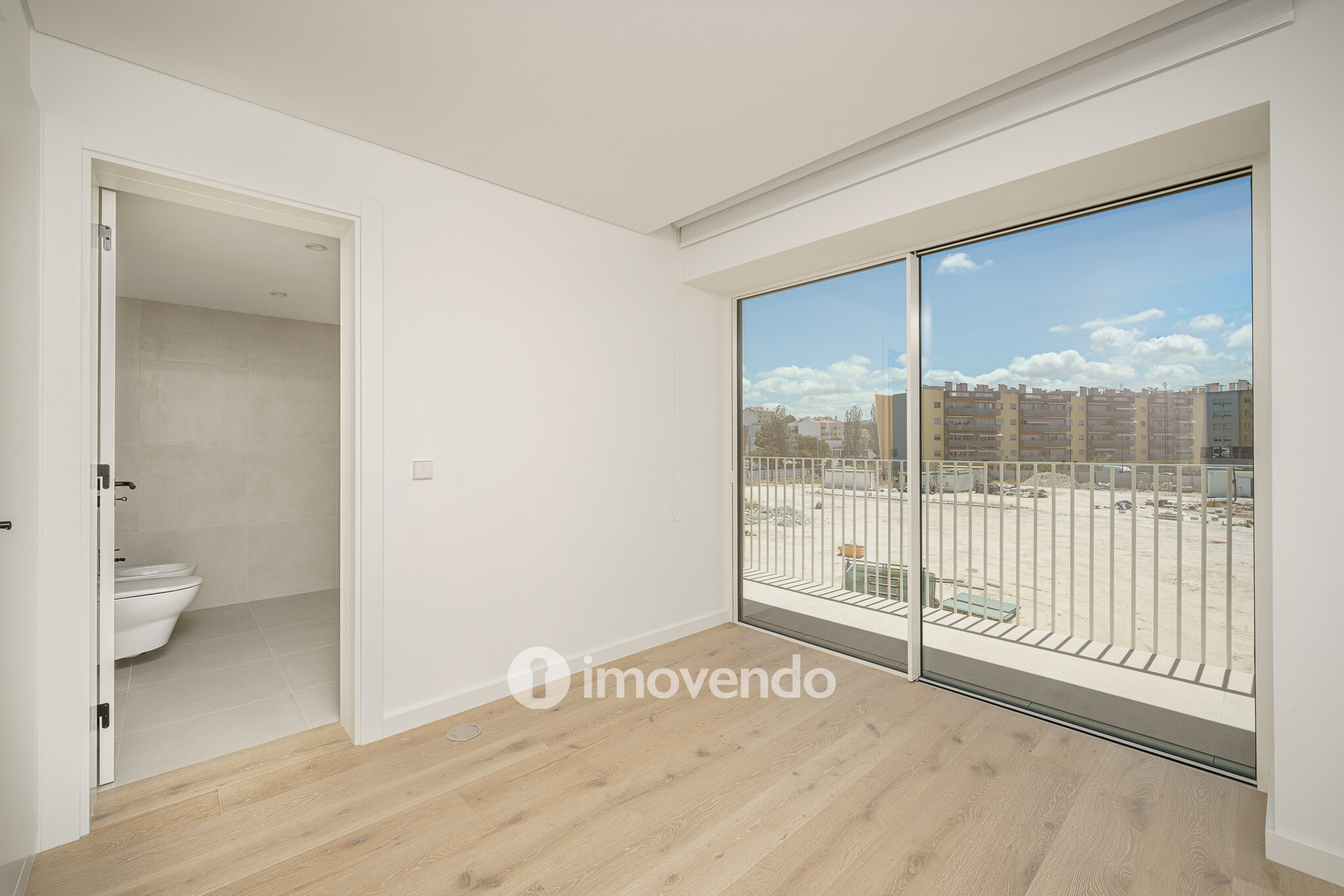 Apartamento 3 único, com estacionamento e piscina comum, no Barreiro
