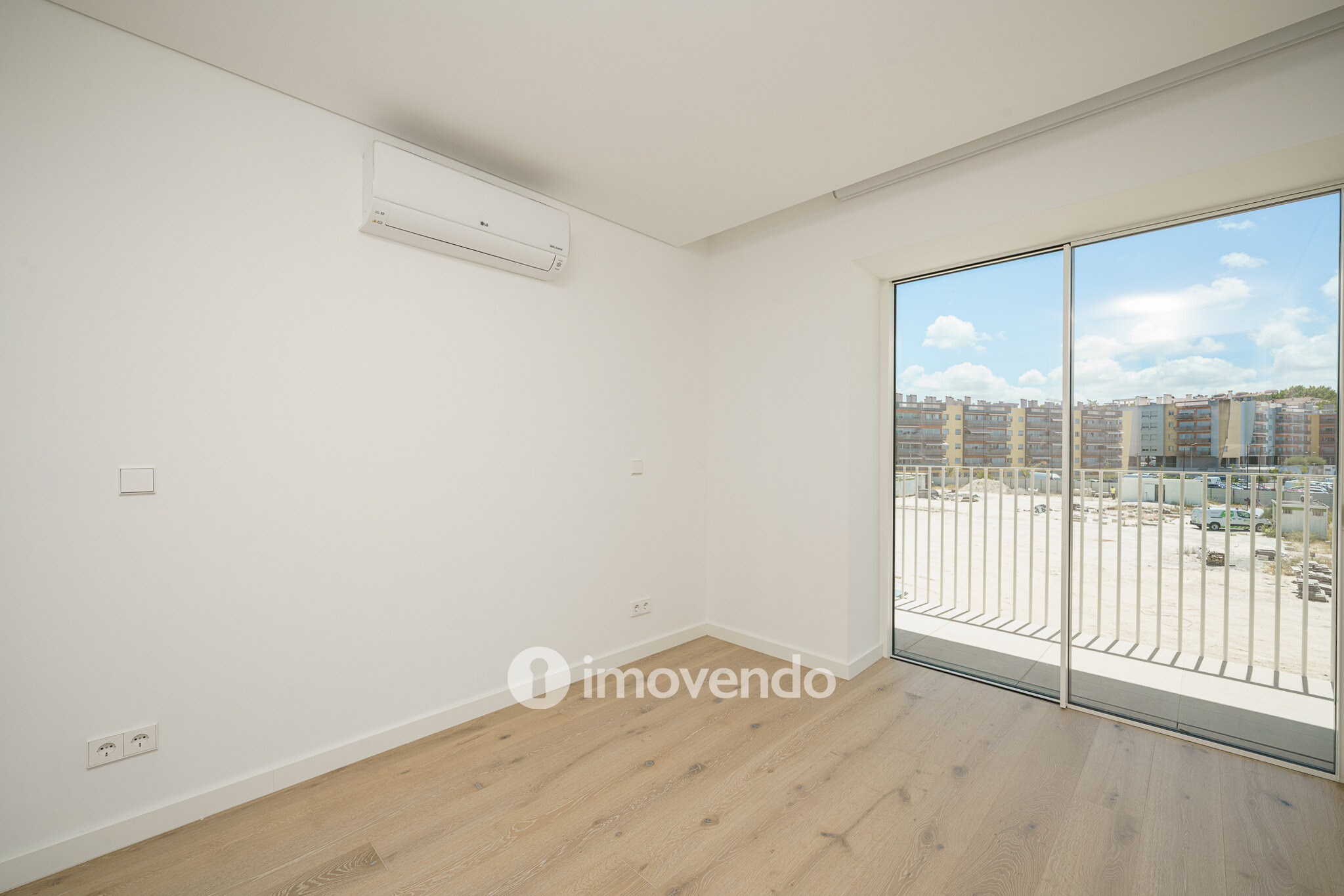 Apartamento 3 único, com estacionamento e piscina comum, no Barreiro