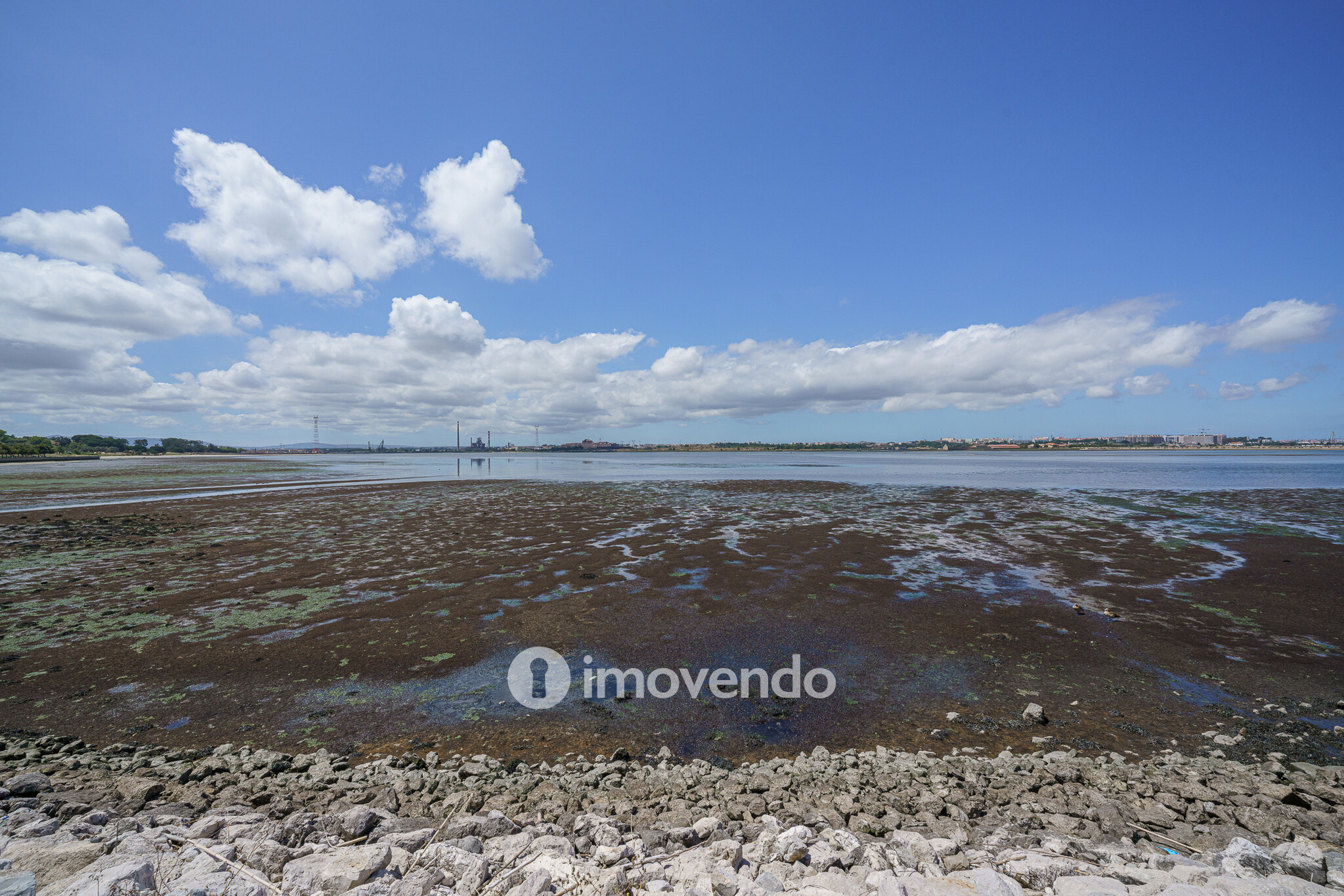 Apartamento 3 único, com estacionamento e piscina comum, no Barreiro