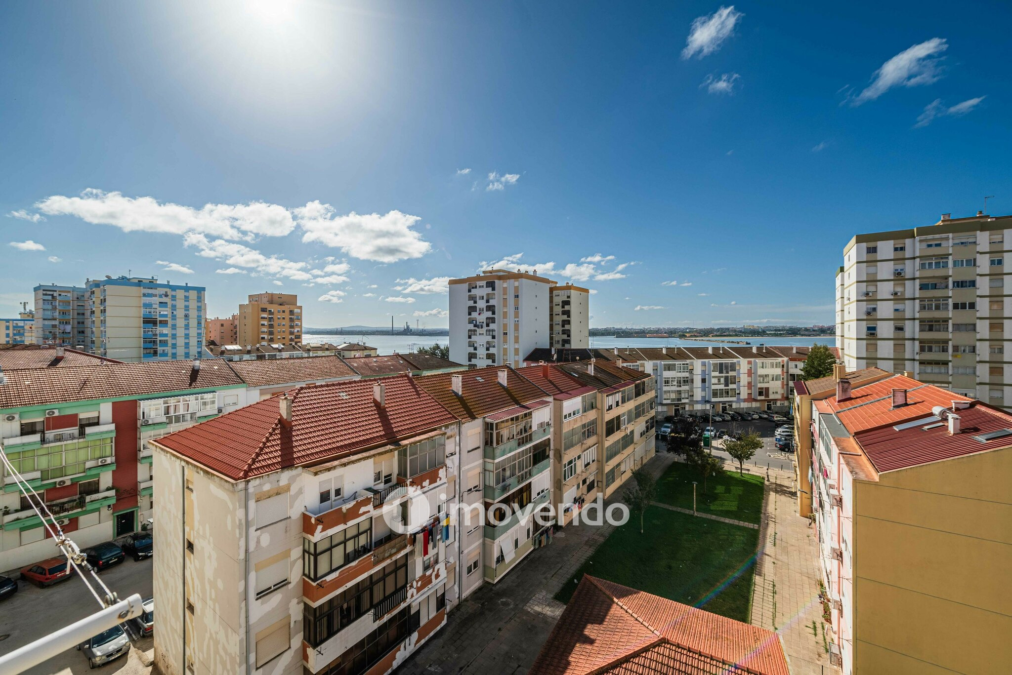 Apartamento T4, com vista rio e varanda, no centro do Barreiro