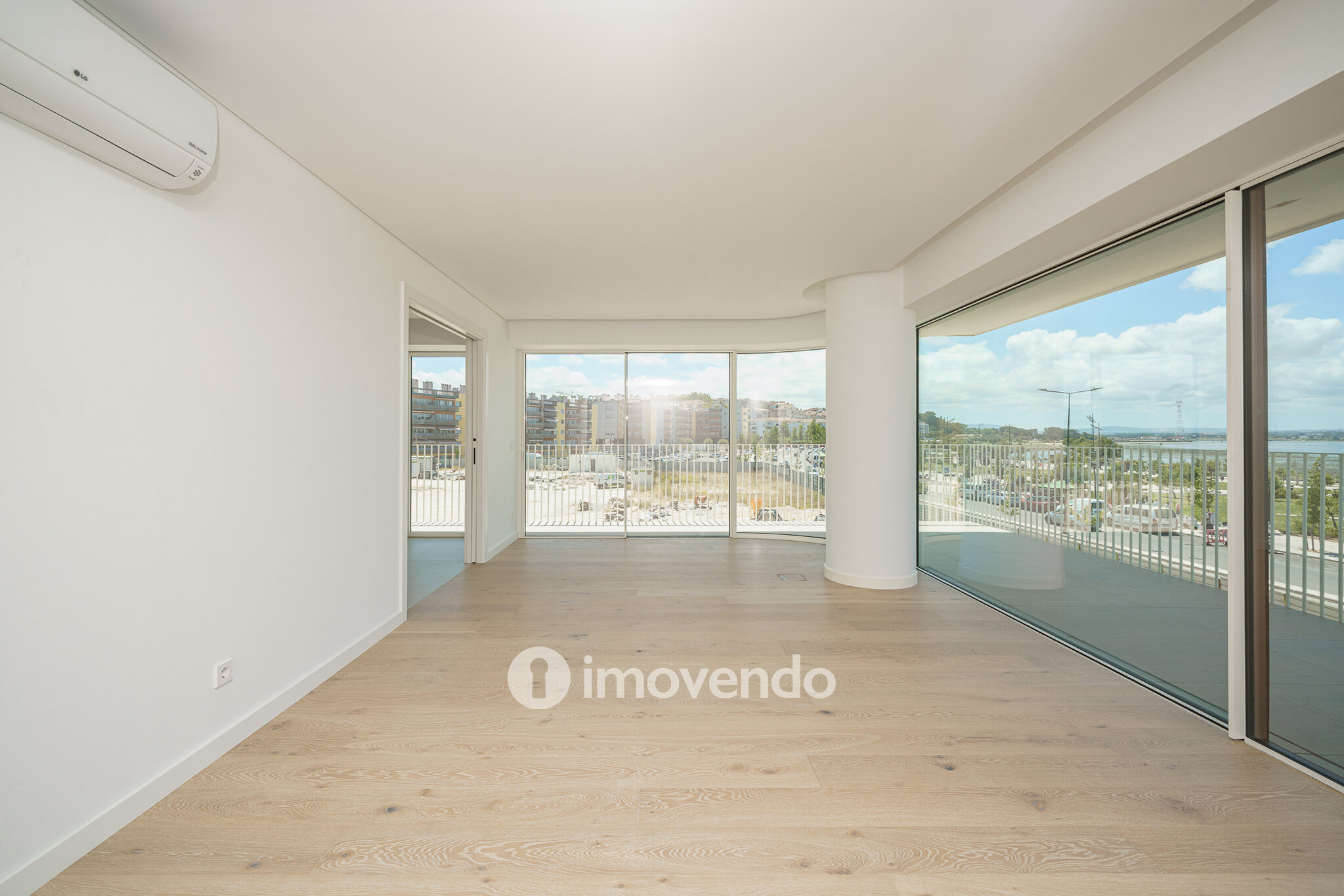 Apartamento 3 único, com estacionamento e piscina comum, no Barreiro
