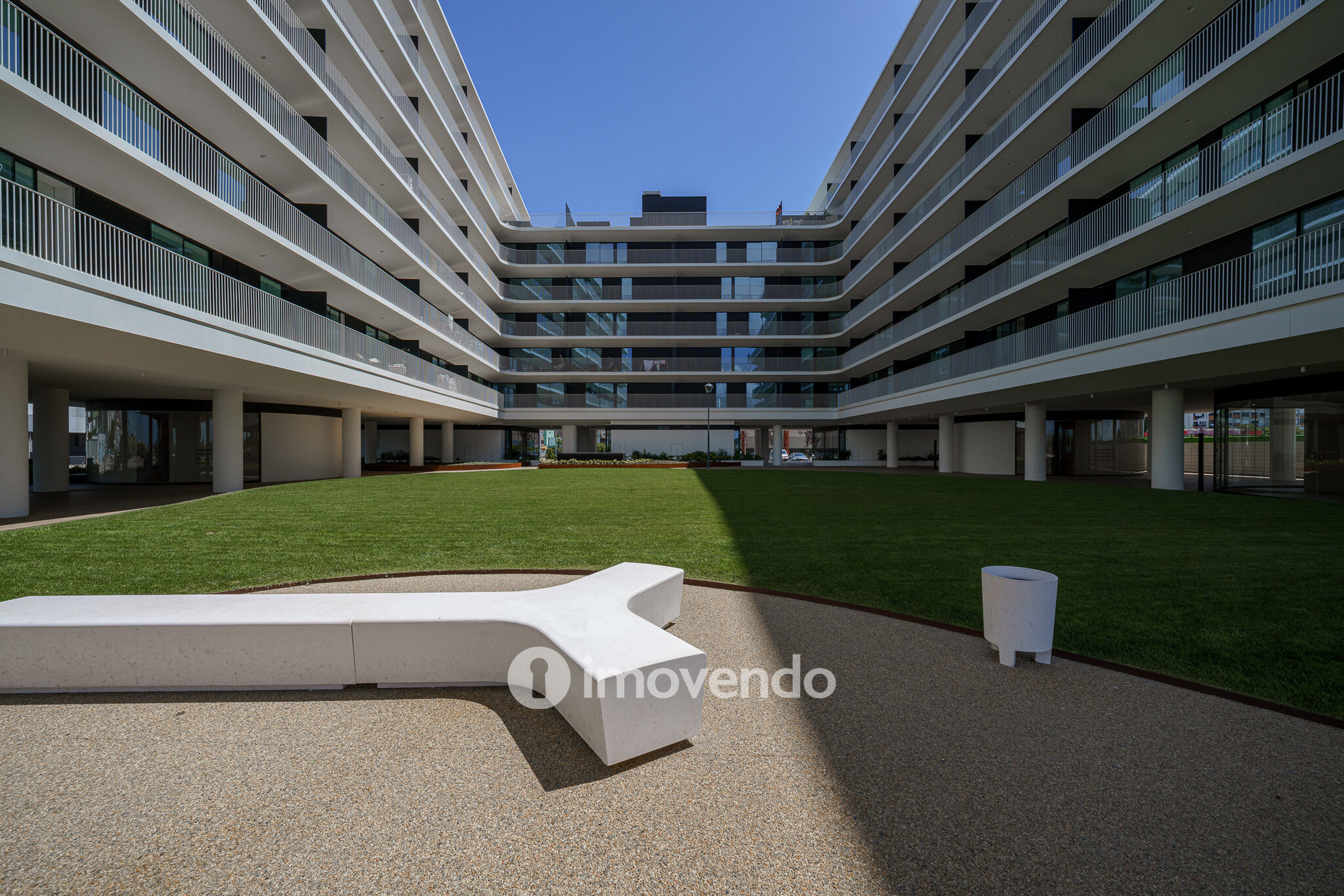 Apartamento 3 único, com estacionamento e piscina comum, no Barreiro