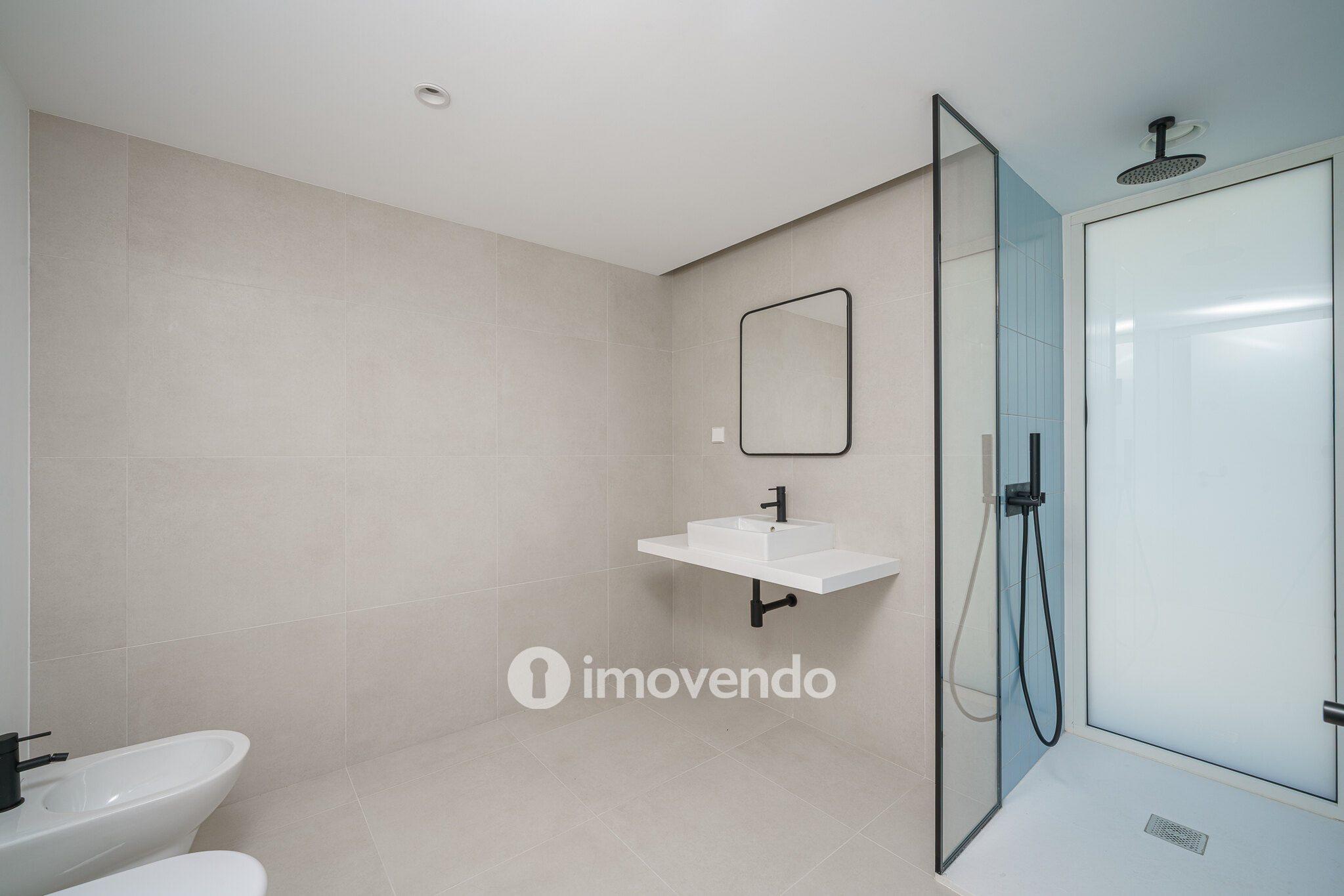 Apartamento 3 único, com estacionamento e piscina comum, no Barreiro