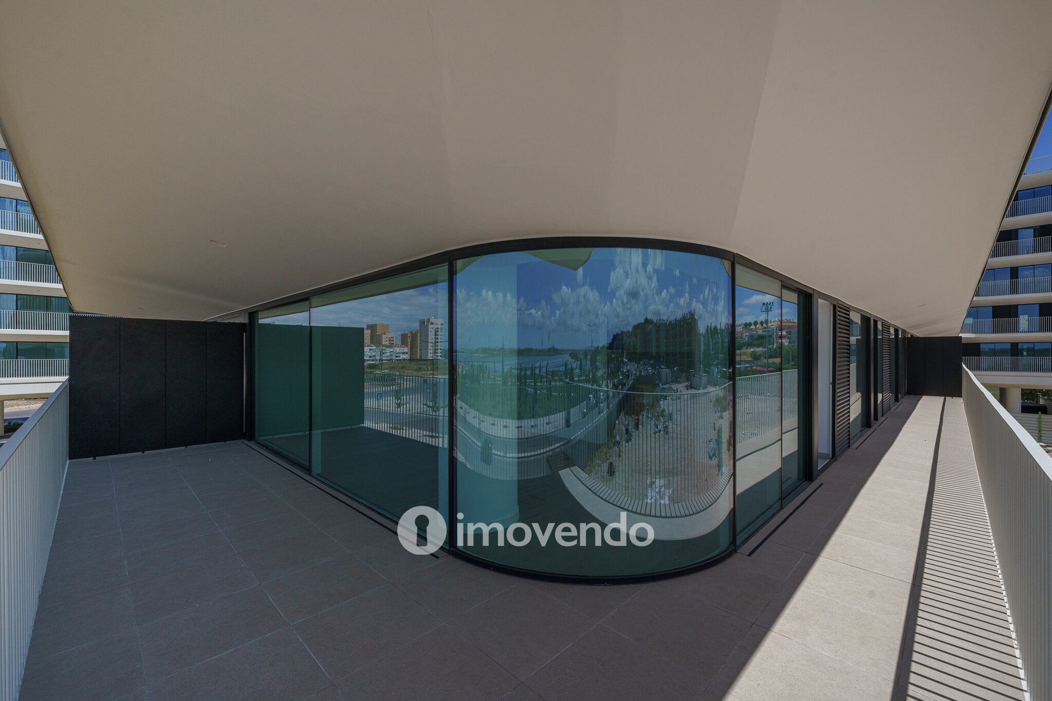 Apartamento 3 único, com estacionamento e piscina comum, no Barreiro