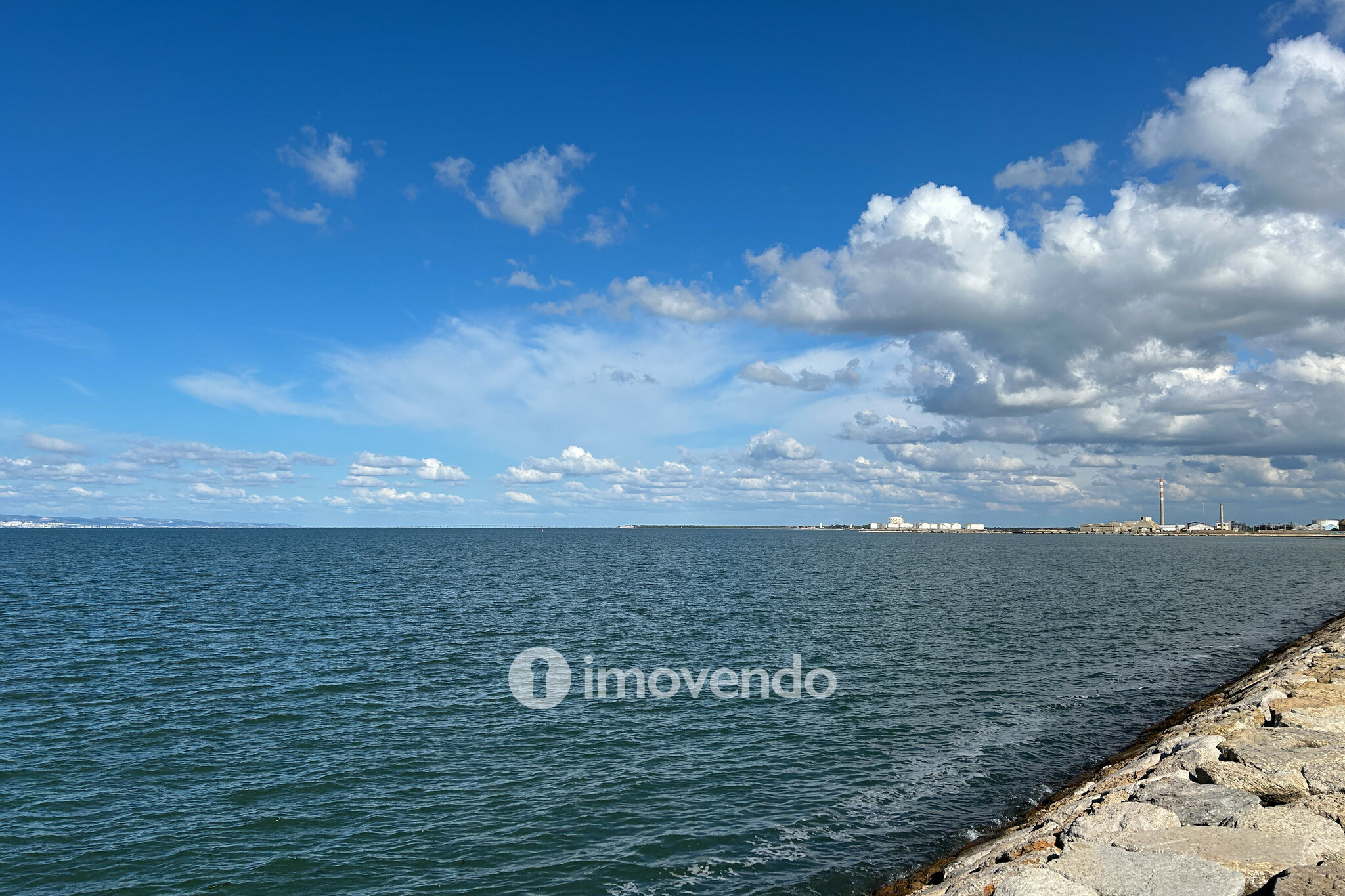 Apartamento T4, com vista rio e varanda, no centro do Barreiro