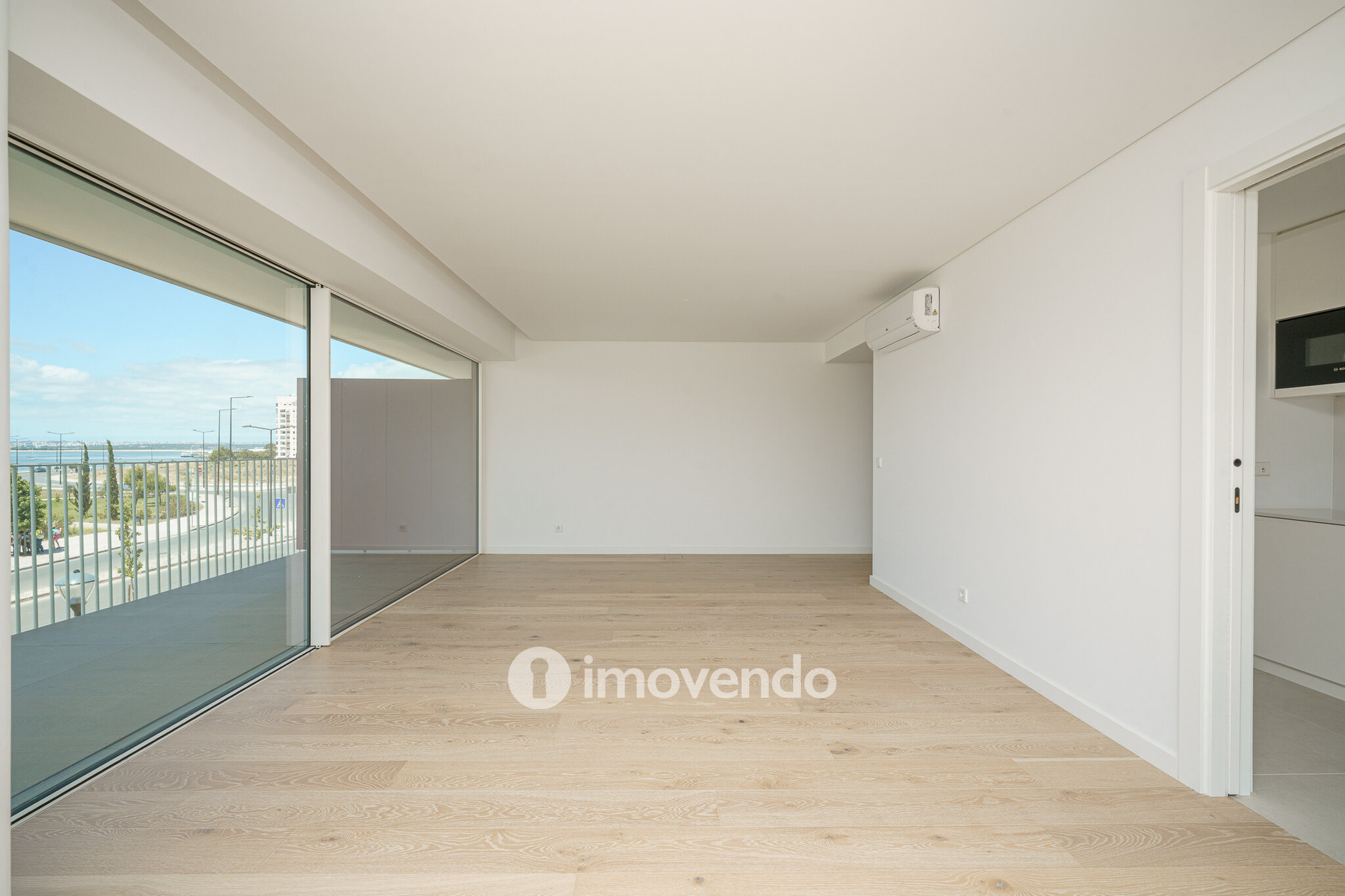 Apartamento 3 único, com estacionamento e piscina comum, no Barreiro