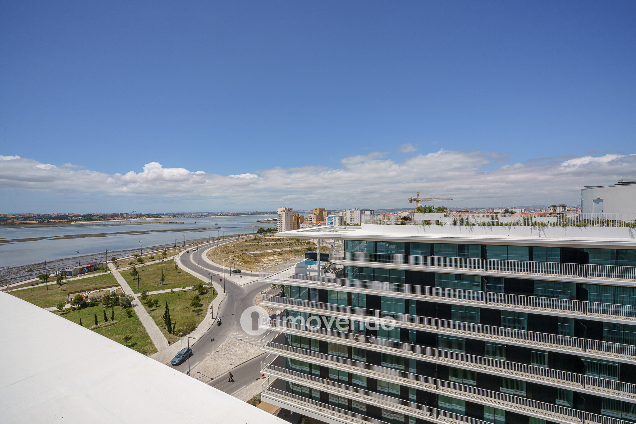 Apartamento 3 único, com estacionamento e piscina comum, no Barreiro