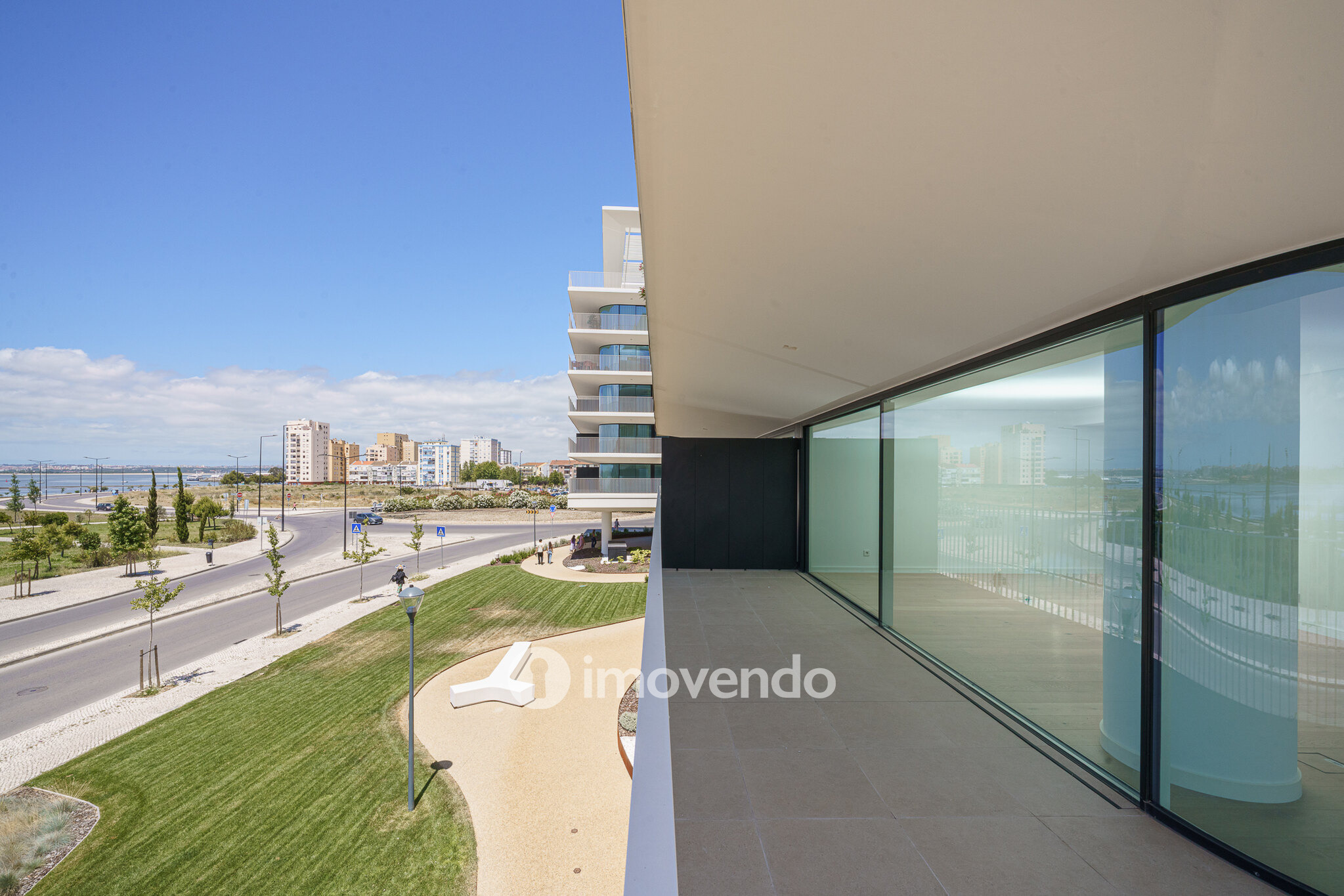 Apartamento 3 único, com estacionamento e piscina comum, no Barreiro