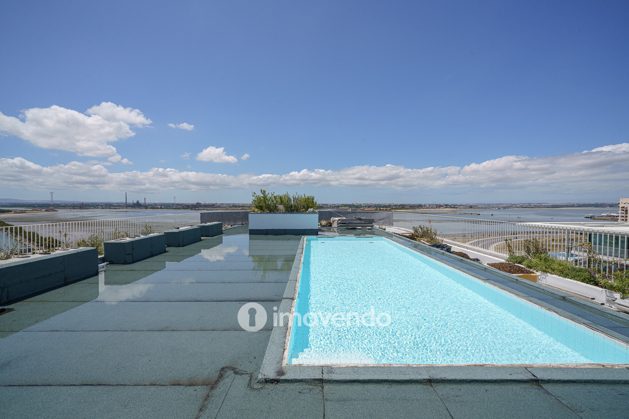 Apartamento 3 único, com estacionamento e piscina comum, no Barreiro