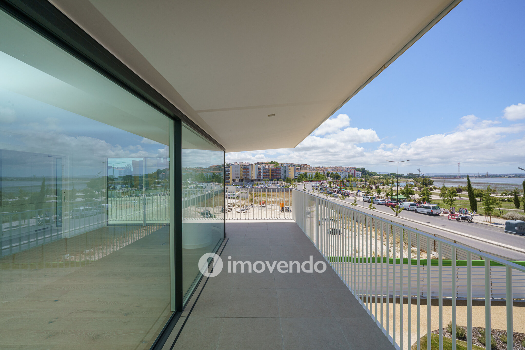 Apartamento 3 único, com estacionamento e piscina comum, no Barreiro