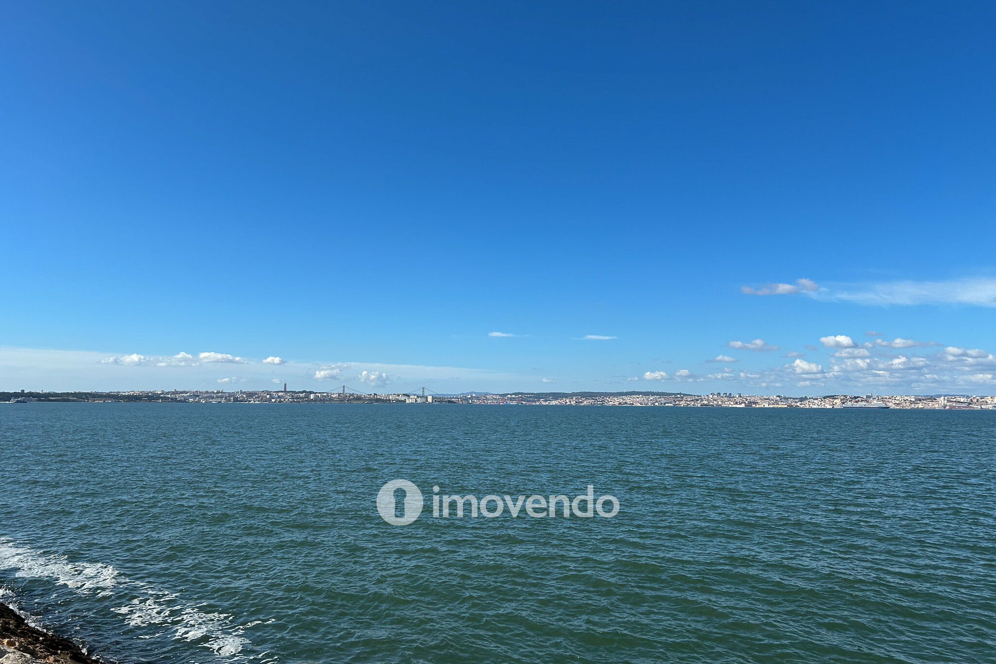 Apartamento T4, com vista rio e varanda, no centro do Barreiro