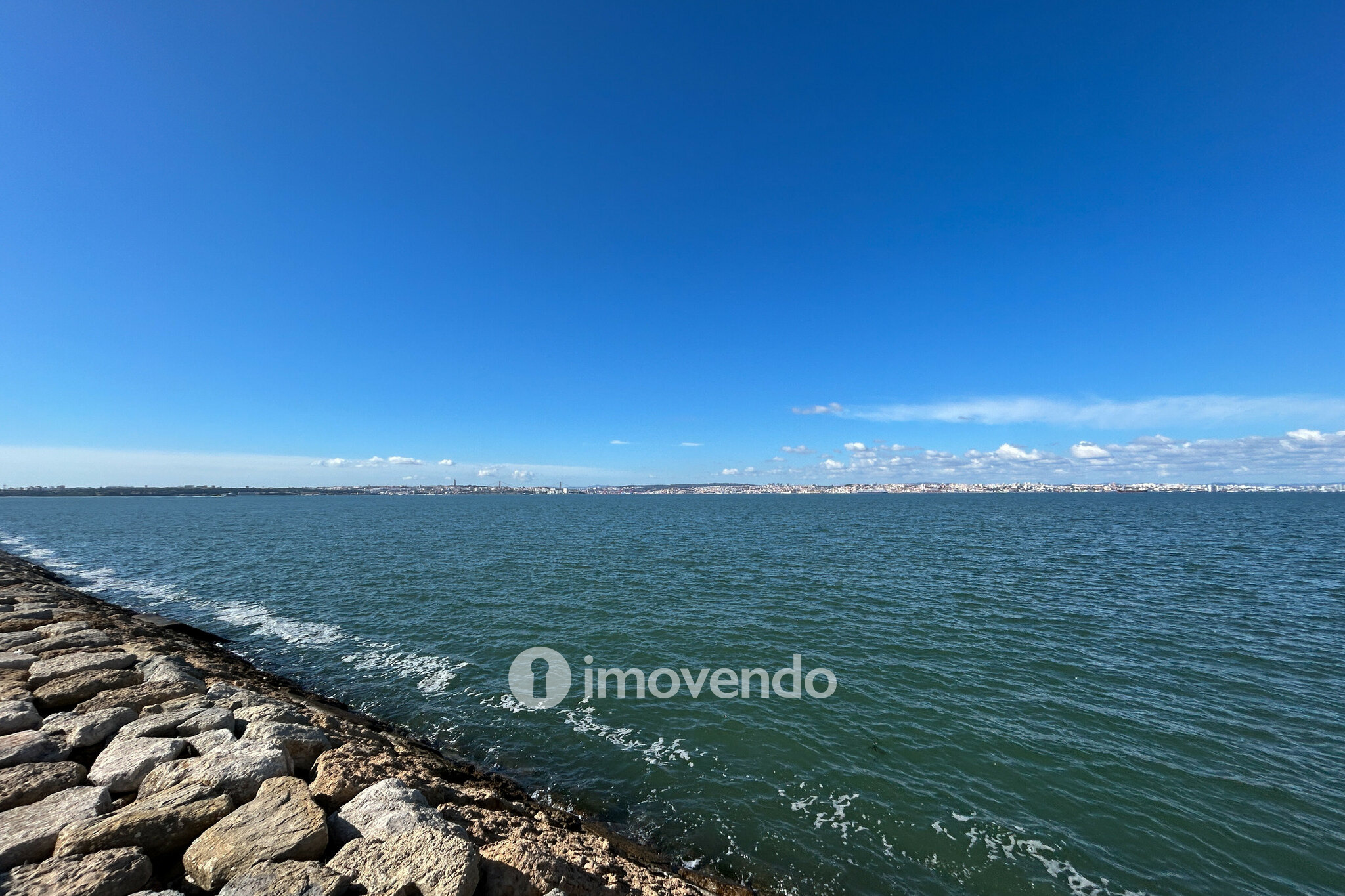 Apartamento T4, com vista rio e varanda, no centro do Barreiro