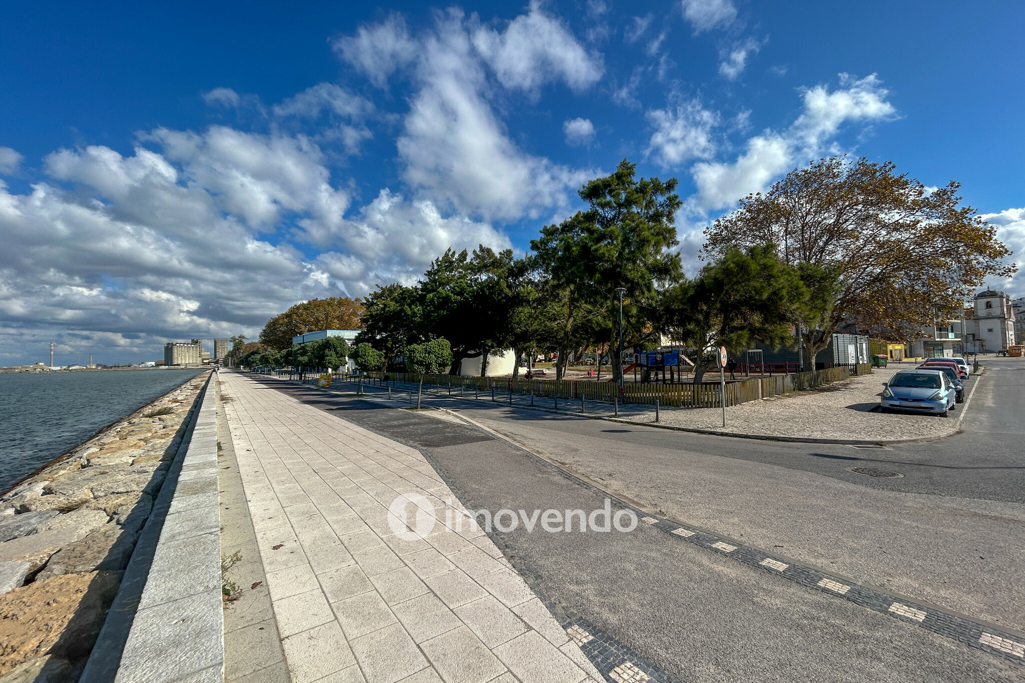 Apartamento T4, com vista rio e varanda, no centro do Barreiro