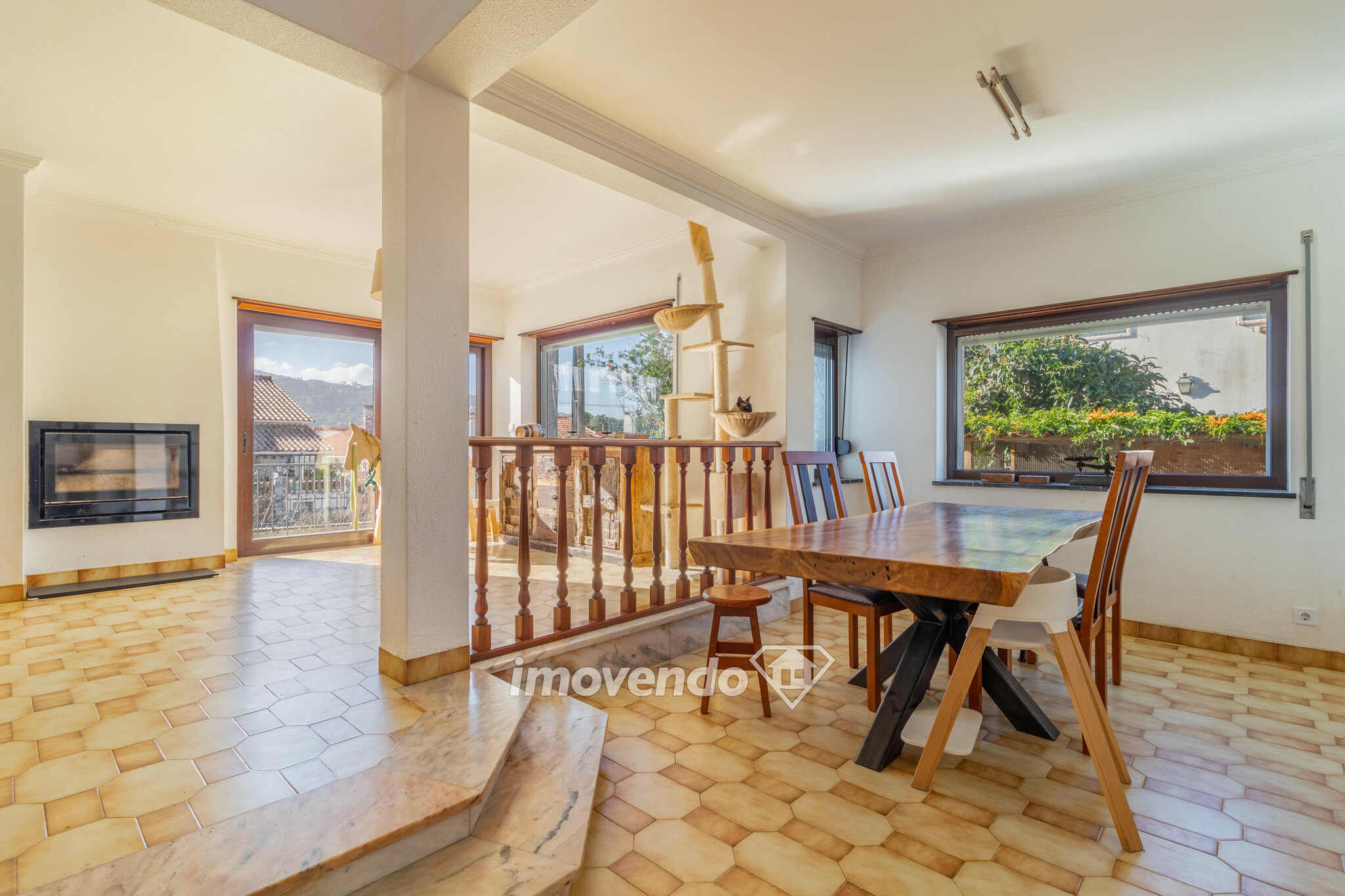 Moradia T4+1 com piscina e garagem, numa localização ímpar, em Colares